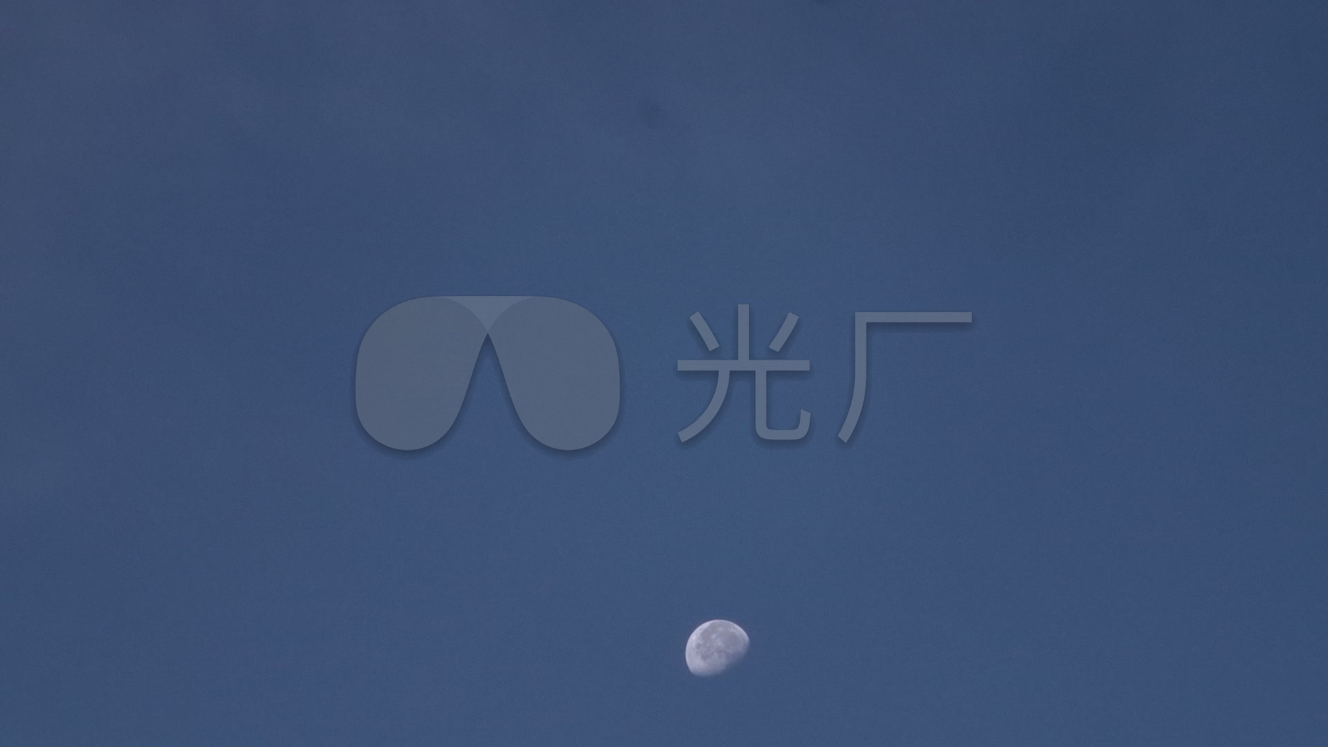月亮在云层中落下