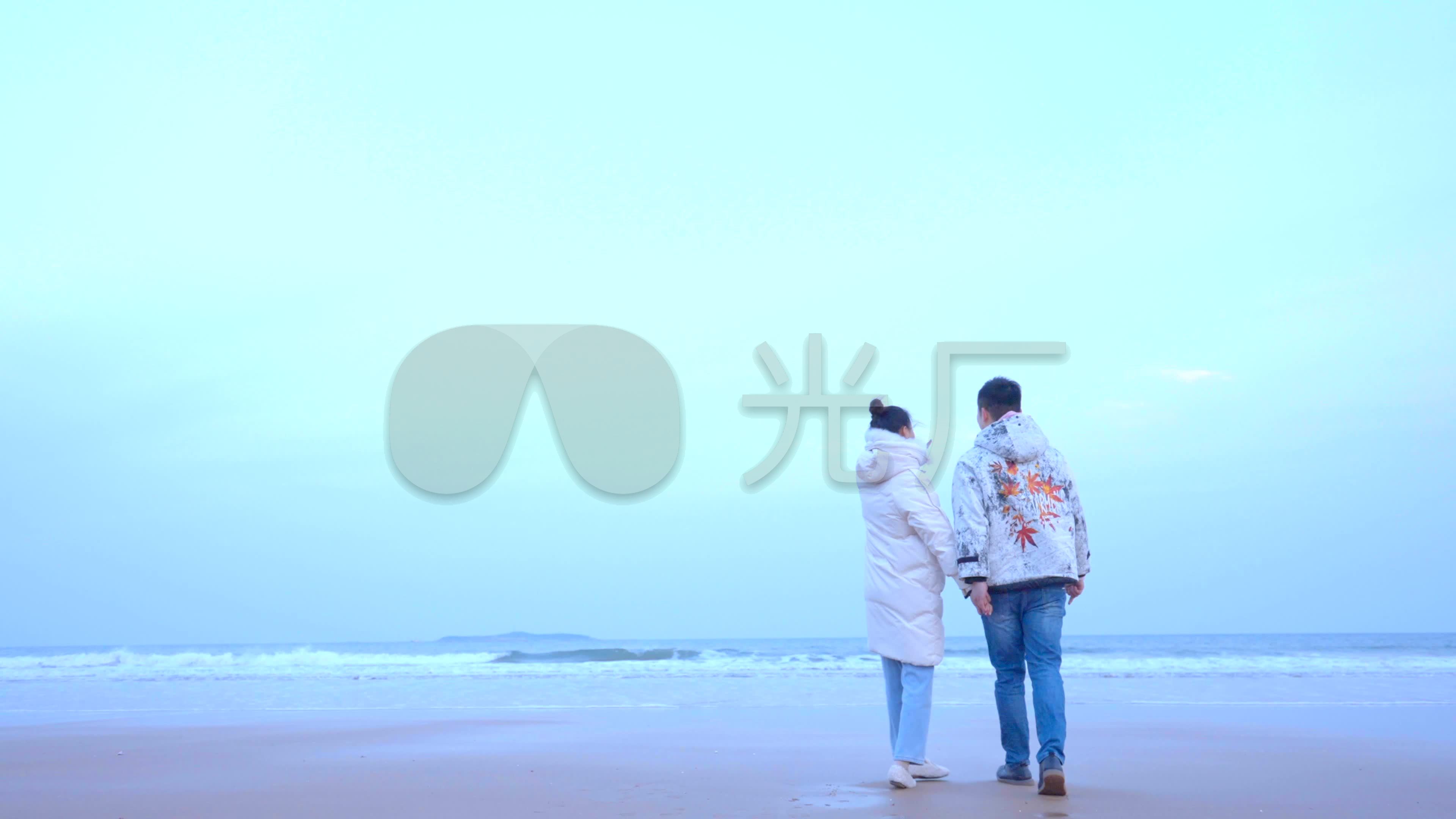 4k唯美浪漫情侣海边散步-恋爱情侣海边_3840x2160_(:)