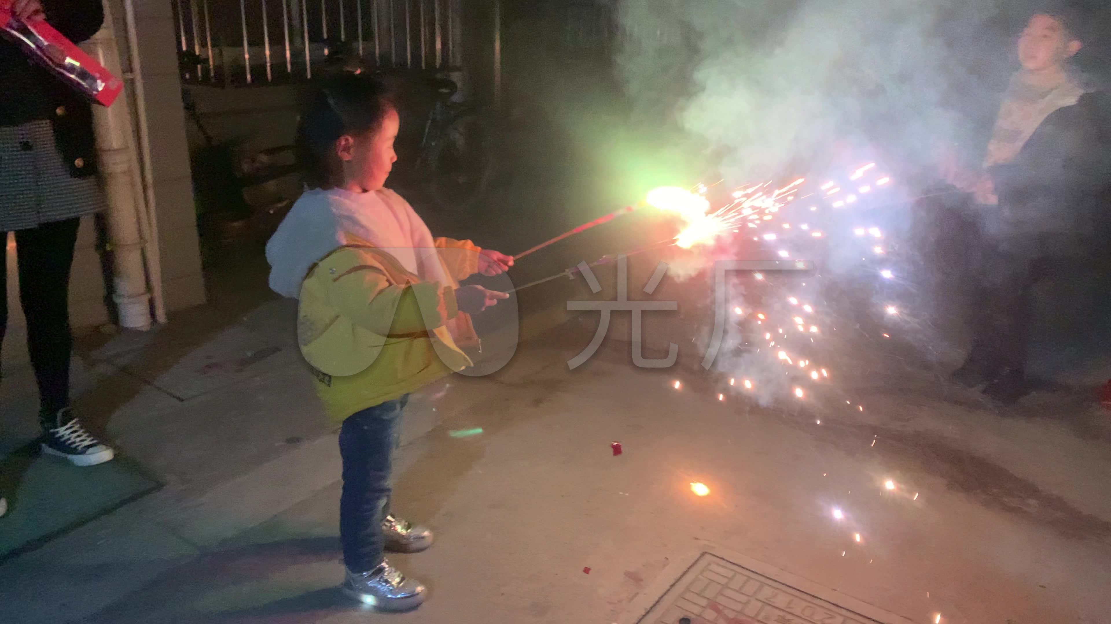 4k牛年新年小朋友放烟花视频_3840x2160_高清视频素材下载(编号