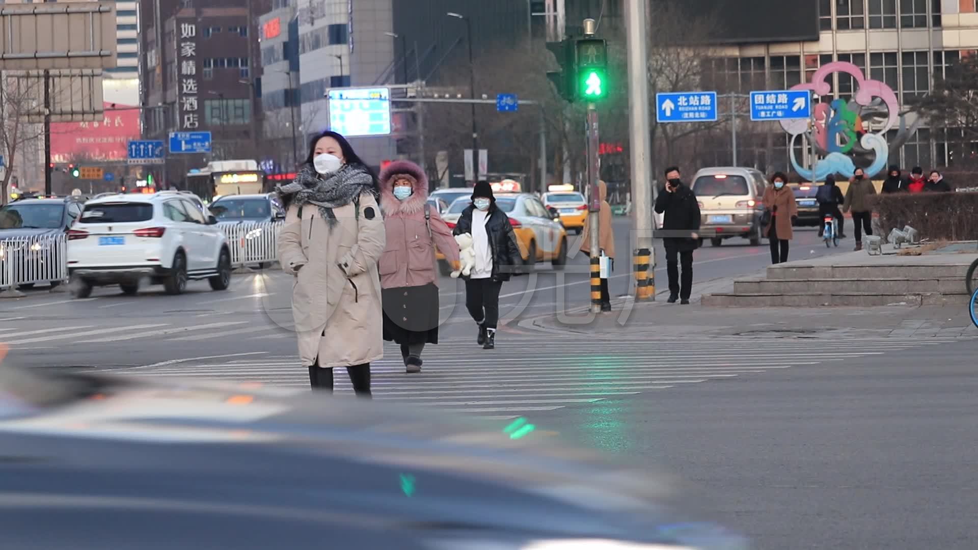 冬季行人过马路