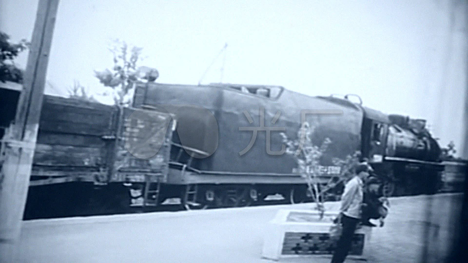 50年代京汉铁路邢台候车站台乘坐火车
