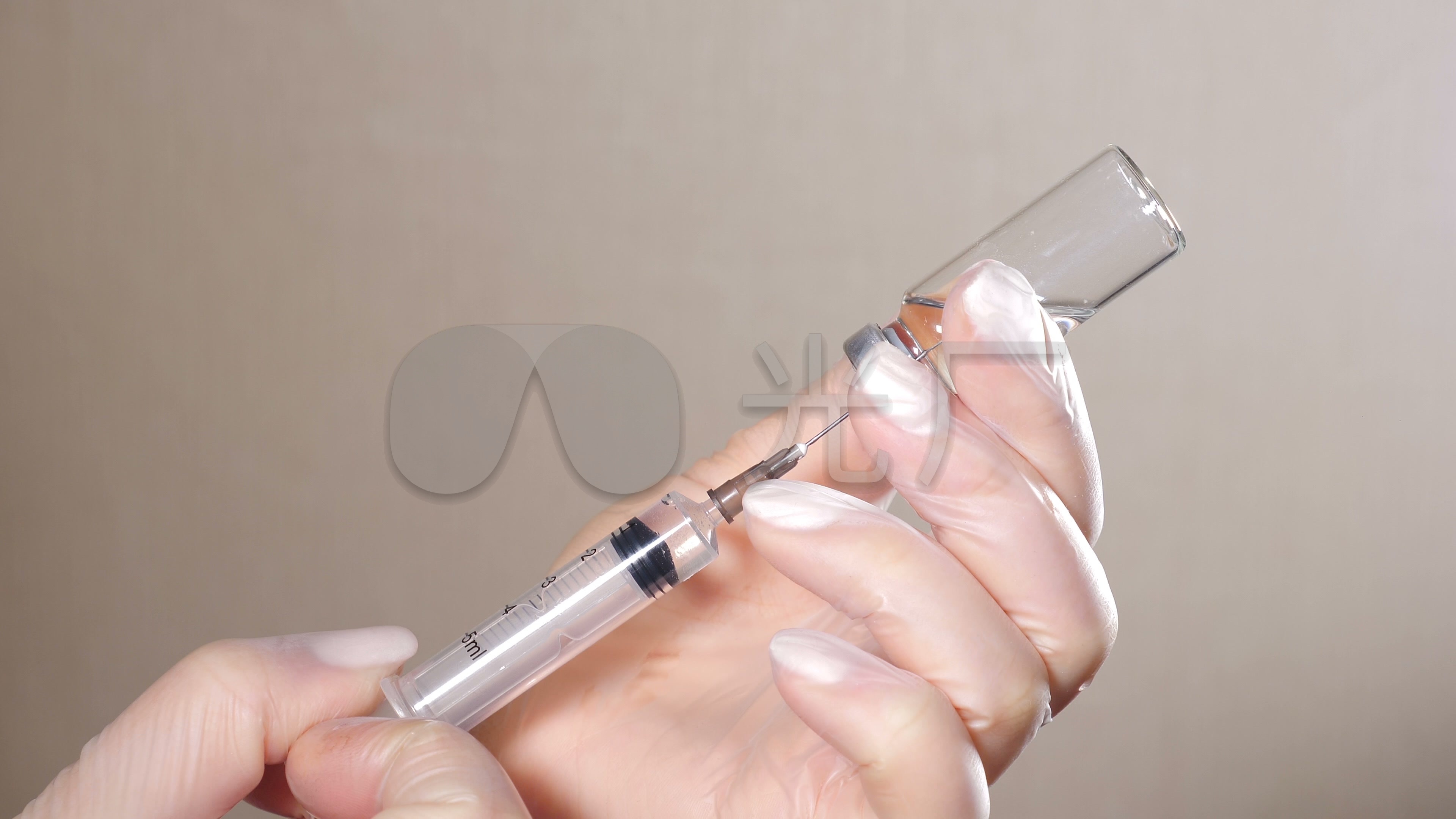护士用注射器从疫苗瓶中抽取_3840x2160_高清视频素材下载(编号