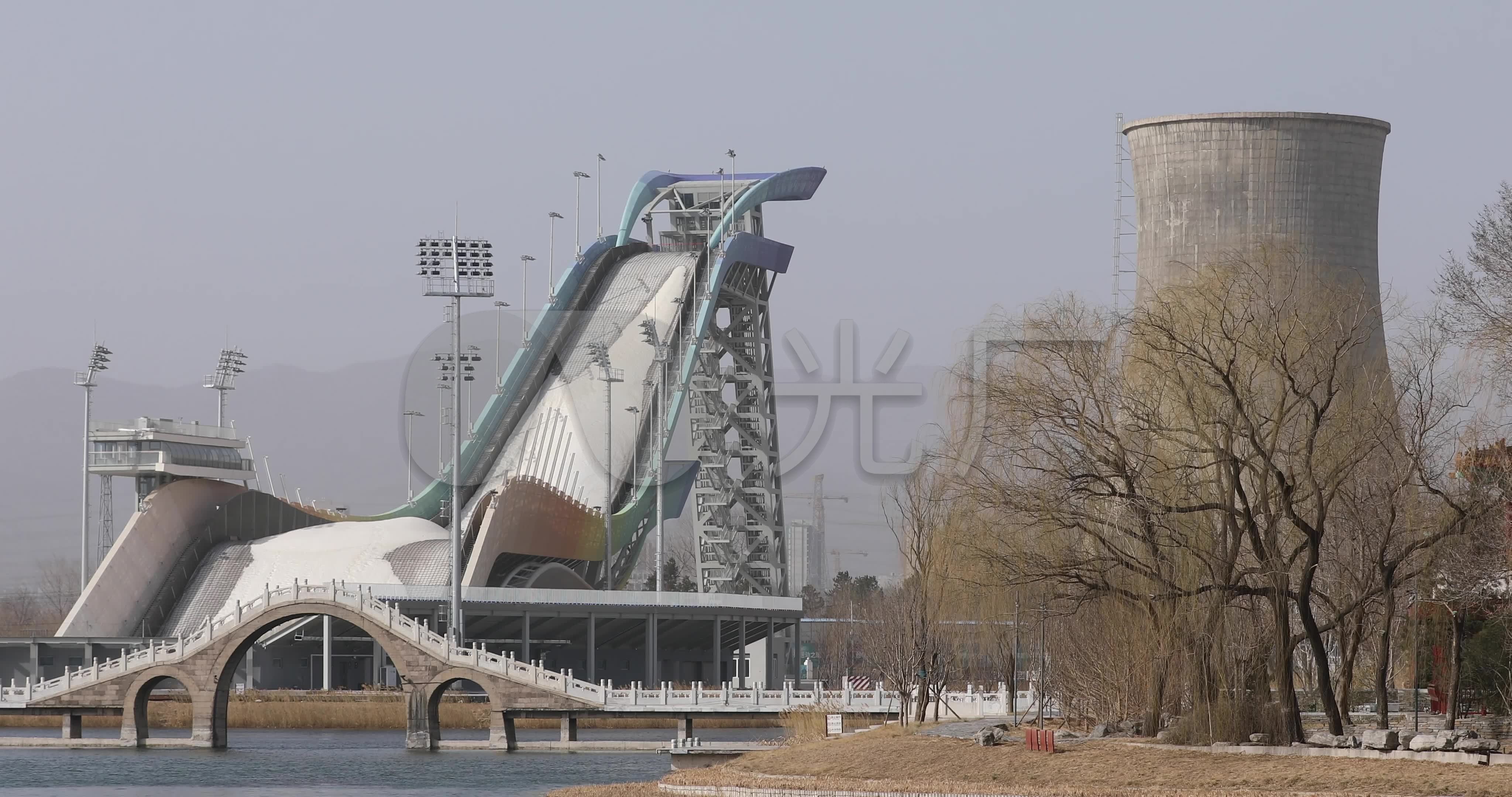 冬天首钢园烟囱4k_4096x2160_高清视频素材下载(编号:5501225)_实拍