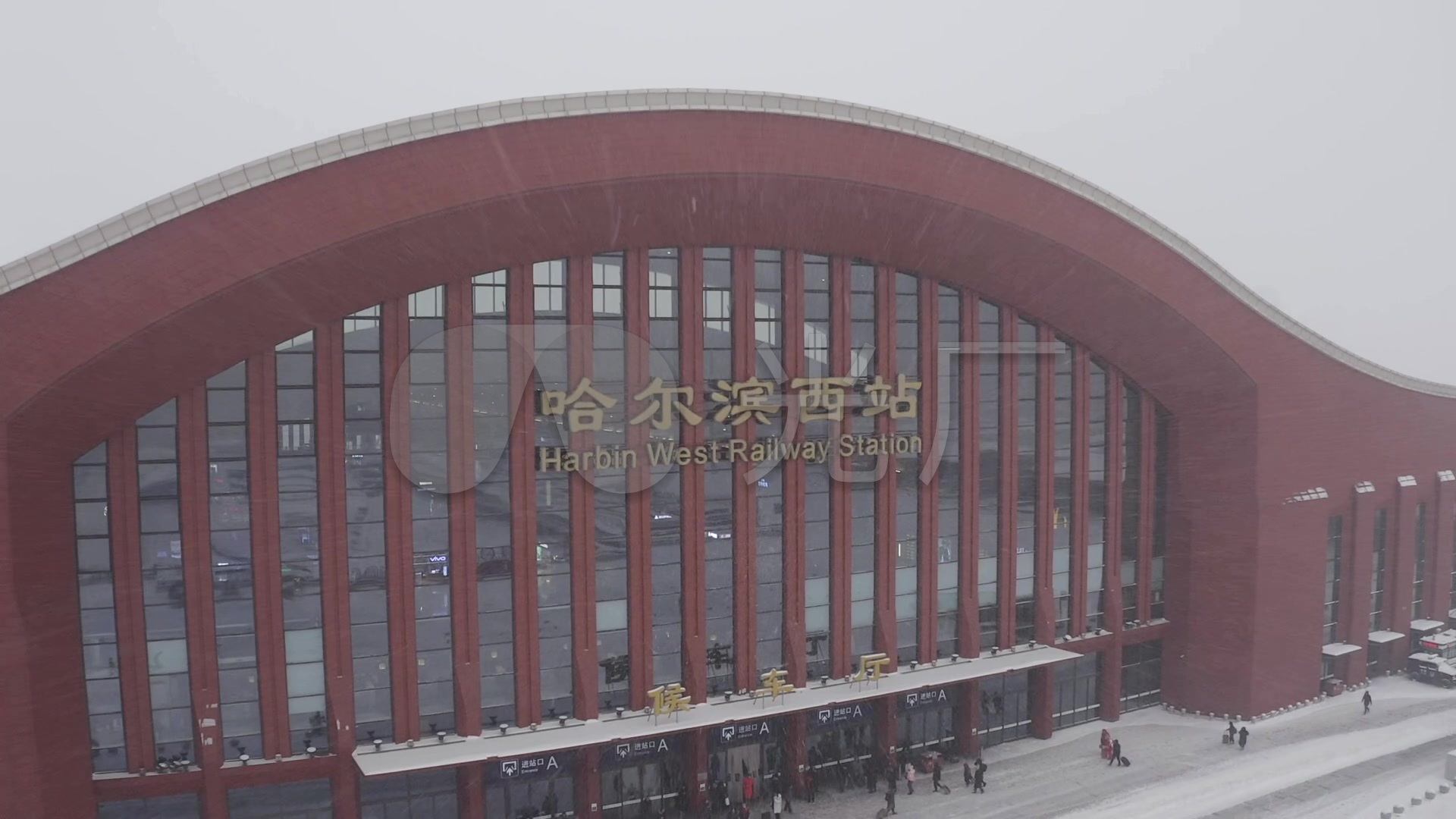 实拍冬季下雪哈尔滨西站火车站返程_01080_高清素材(编号
