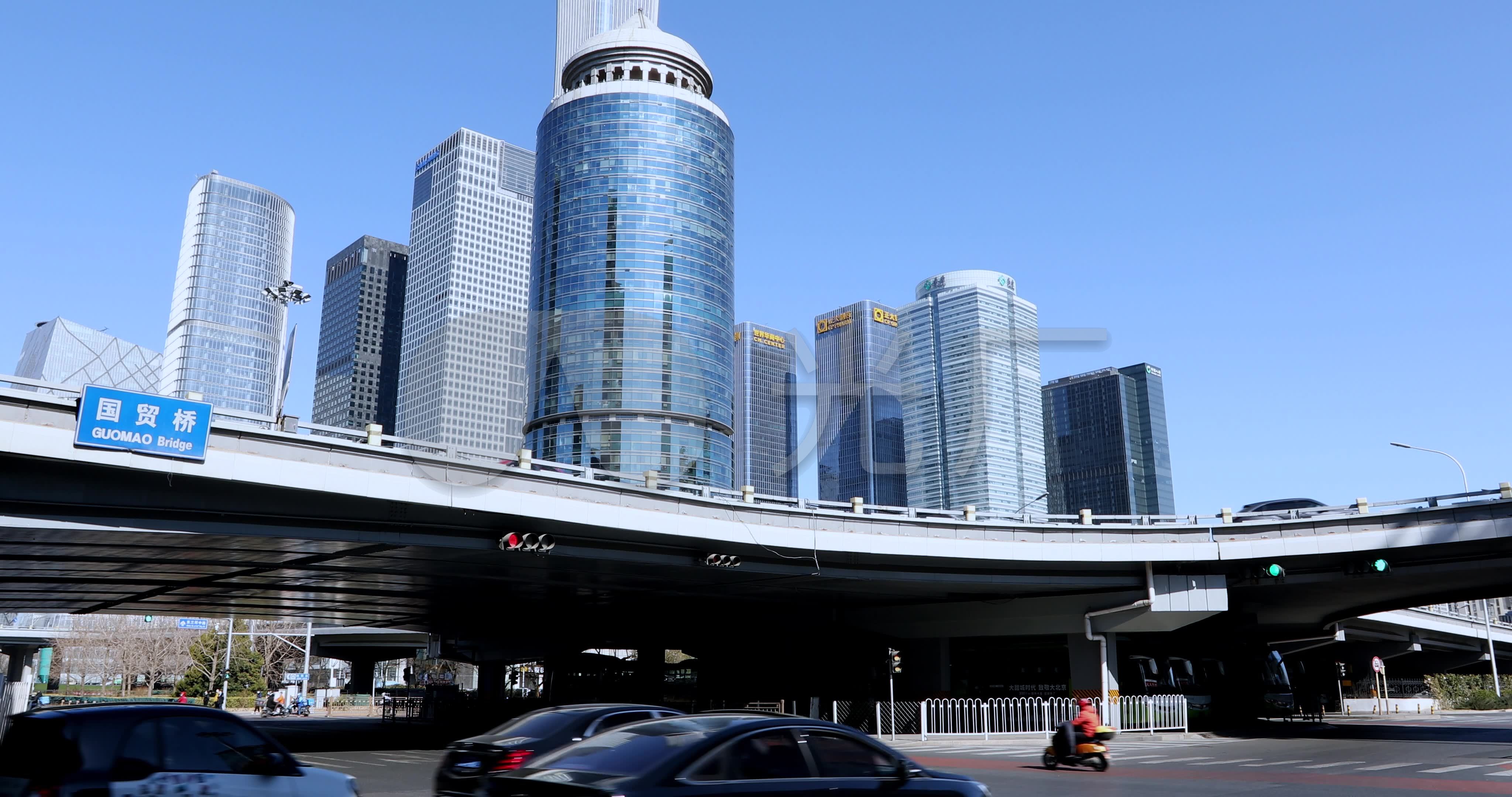4k高清实拍国贸桥车流红绿灯正大泰康大厦_4096x2160_高清视频素材