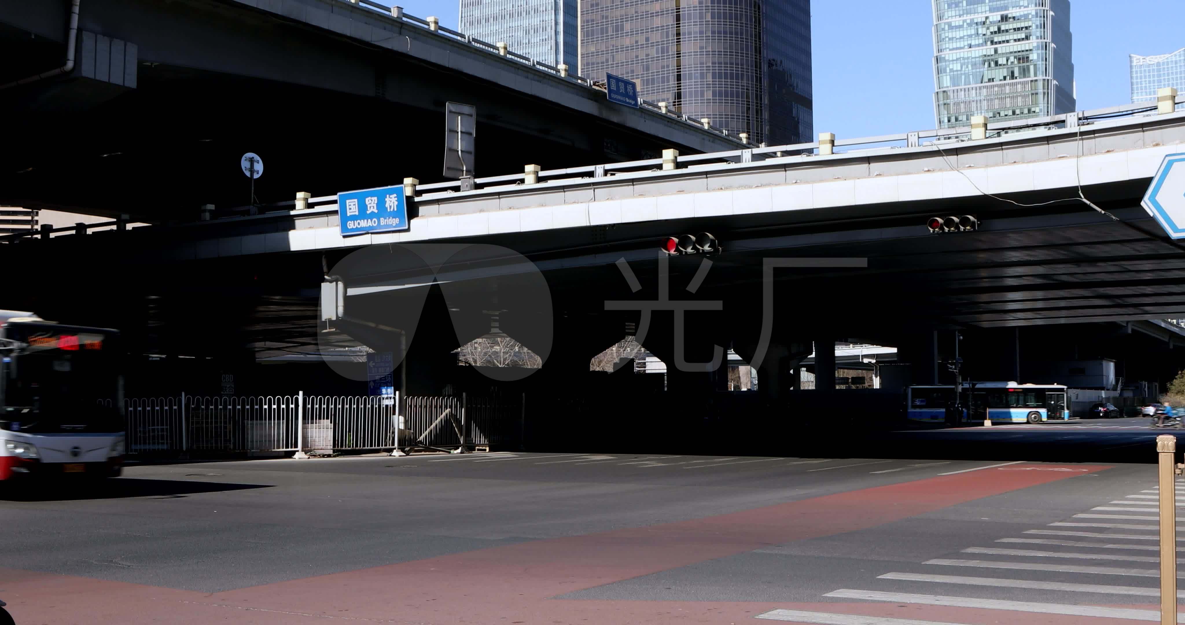 4k高清实拍cbd国贸桥国贸商城车流红绿_4096x2160_高清视频素材下载