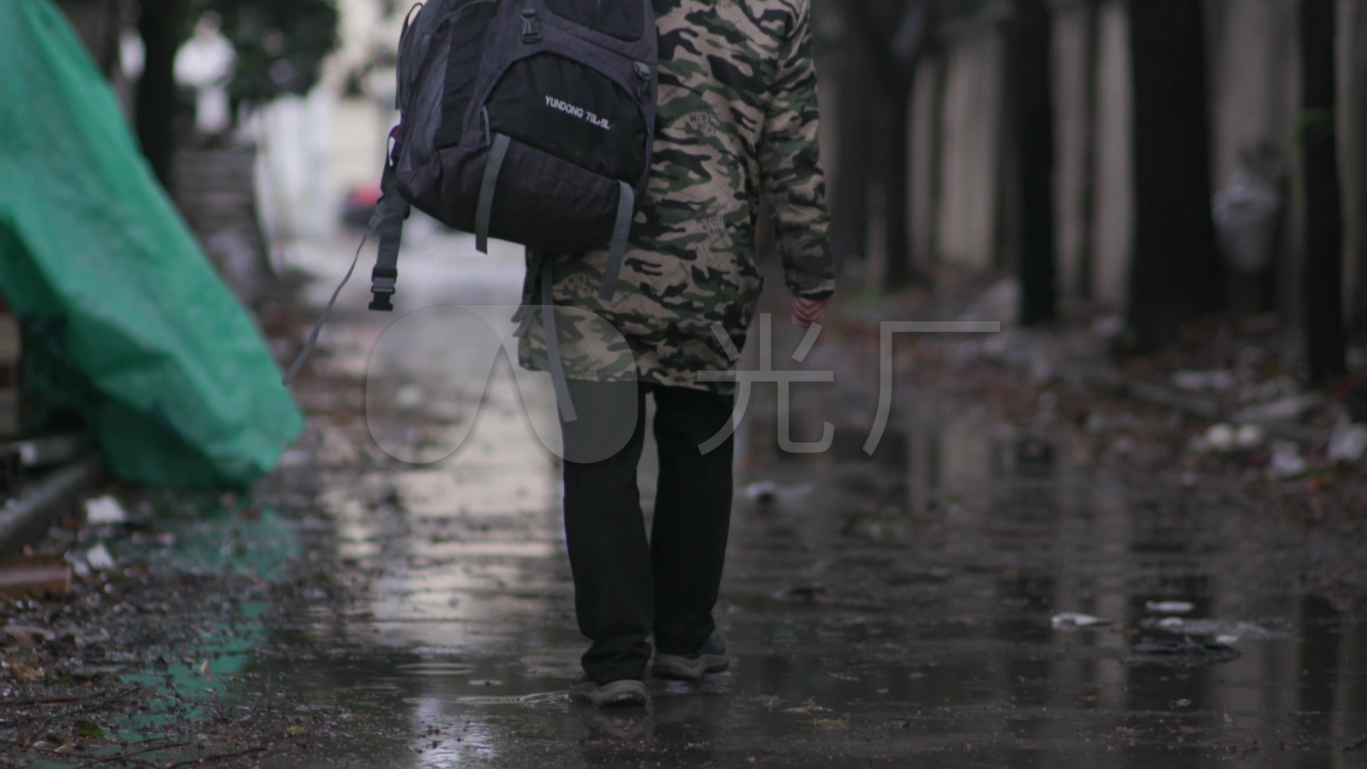 男人背包在雨中走路背影_1920x1080_高清视频素材下载