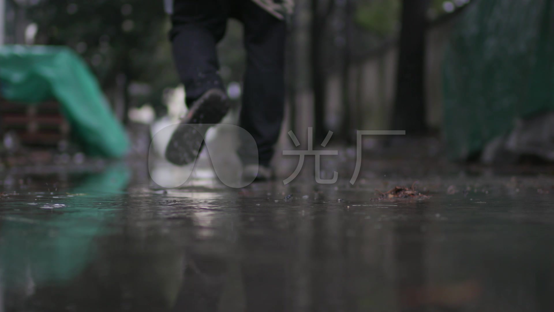 男人背包在雨中走路背影_1920x1080_高清视频素材下载