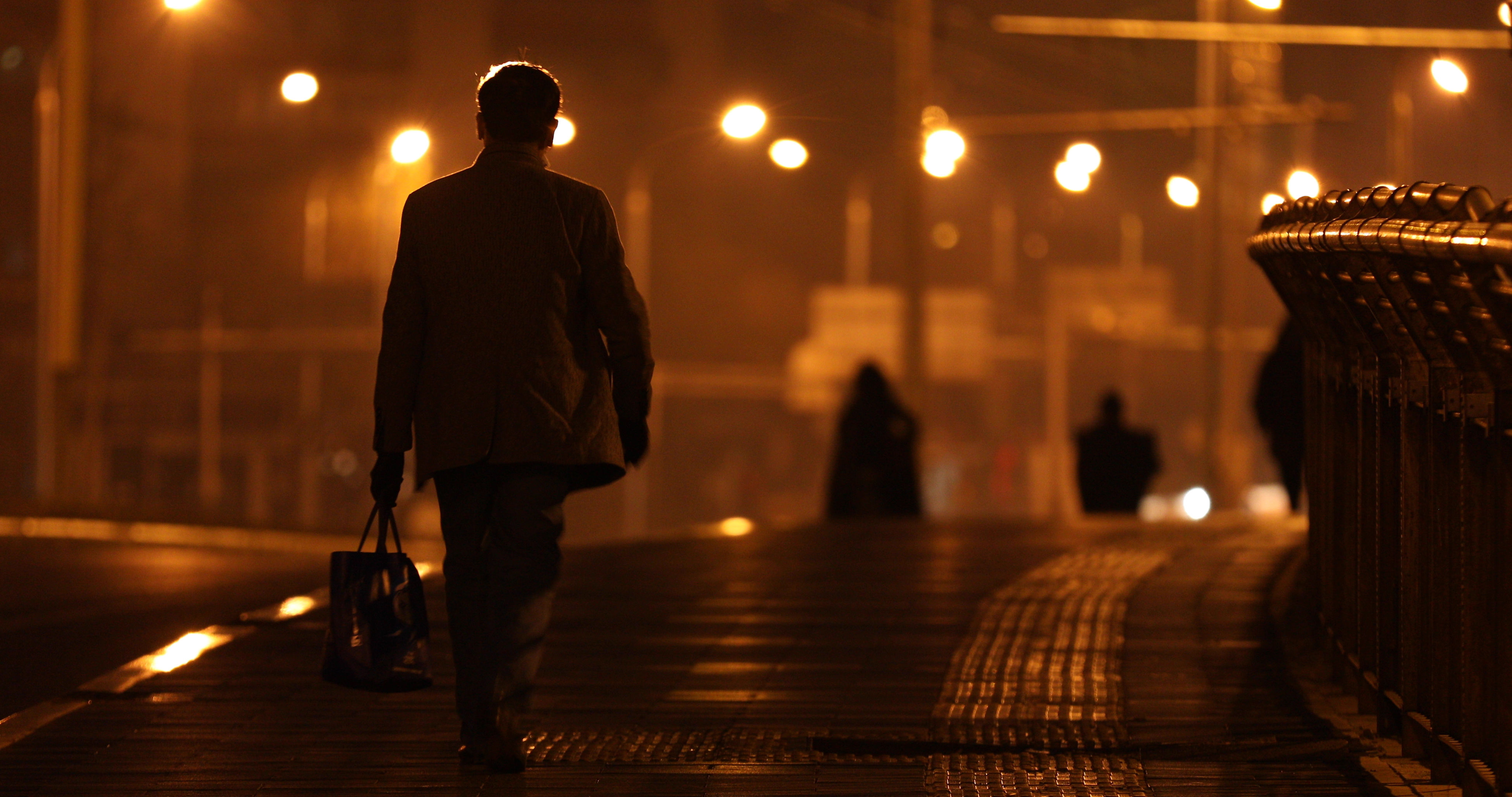 下班上班行人男人压力坚定深夜剪影背影步伐路灯噪音汽车城市北京的