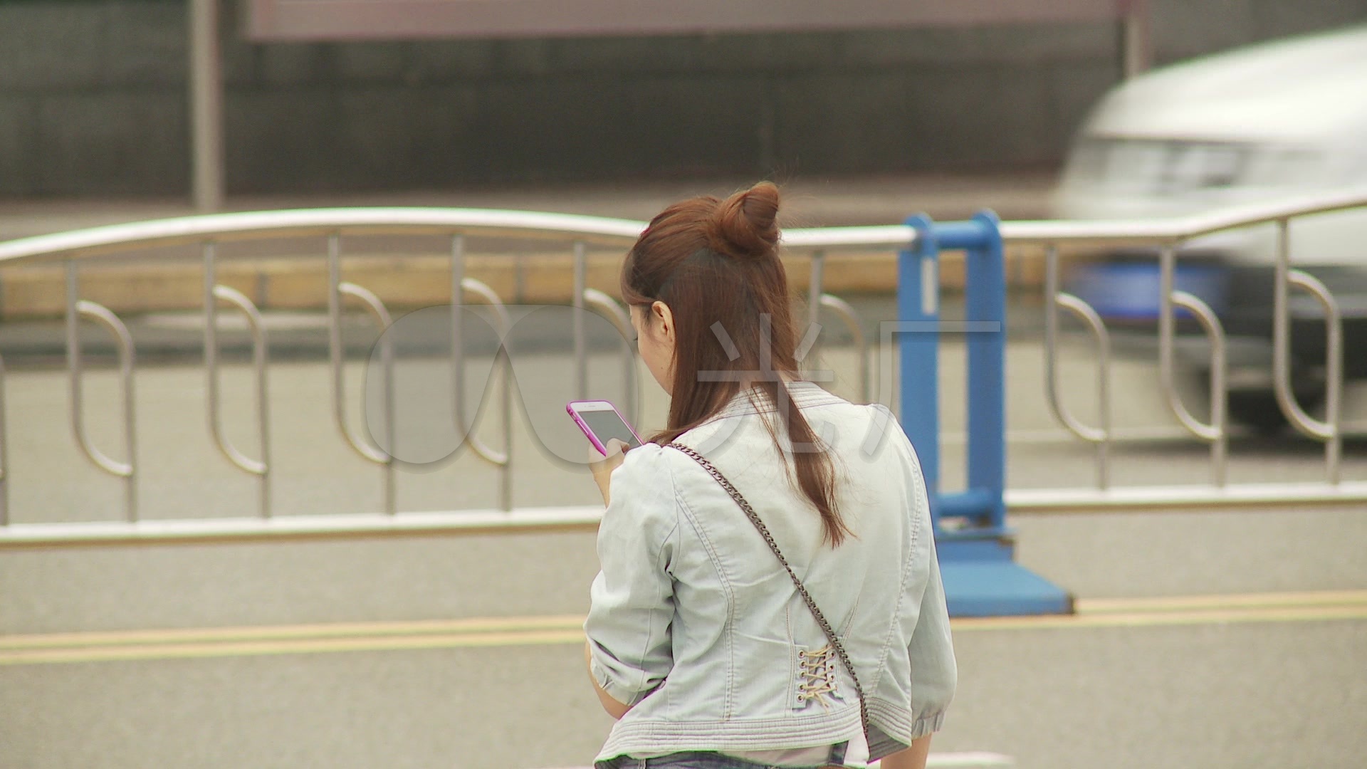 美女 手机 马路 车流 背影 街道