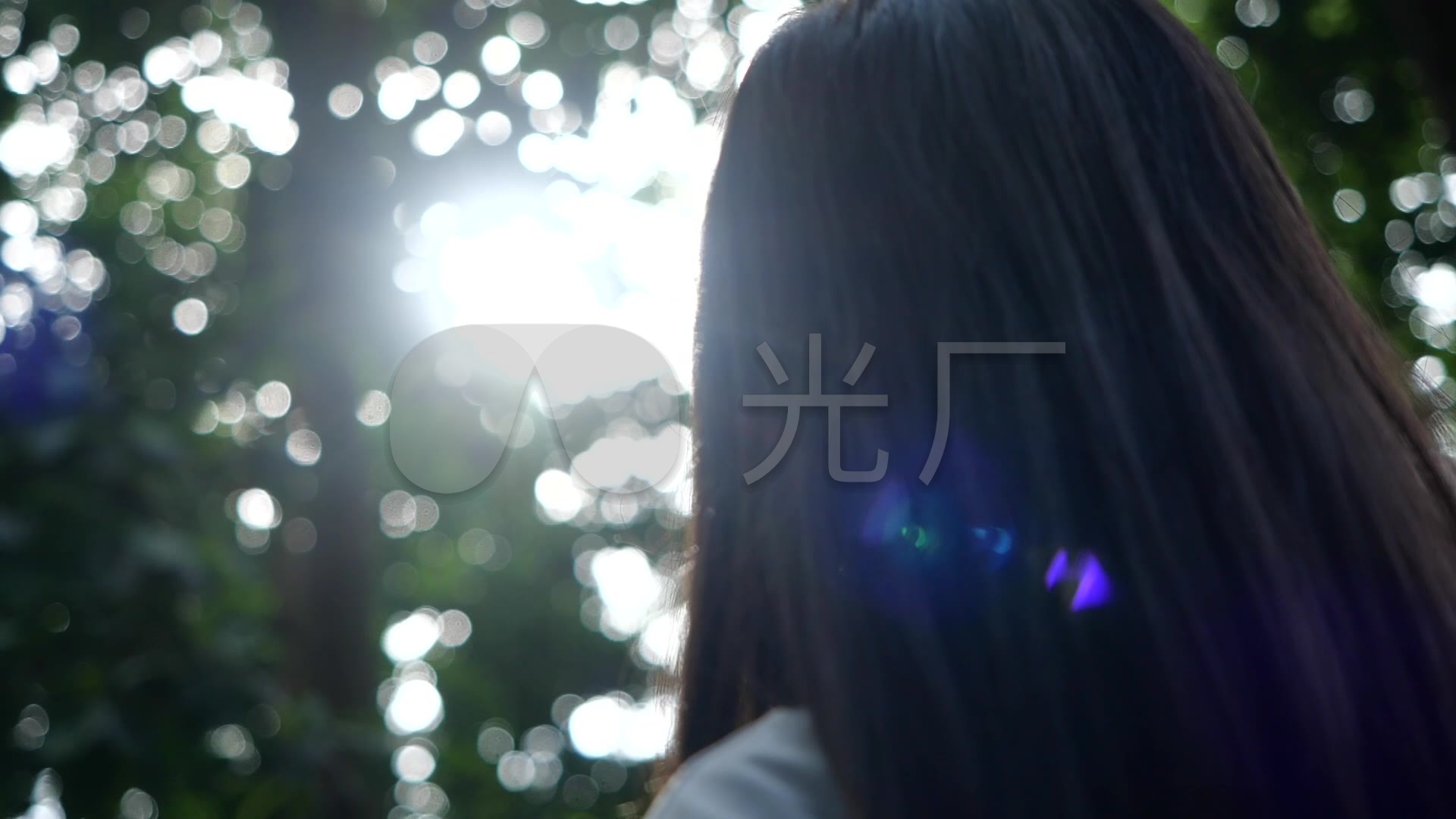 唯美女孩伸手触碰阳光