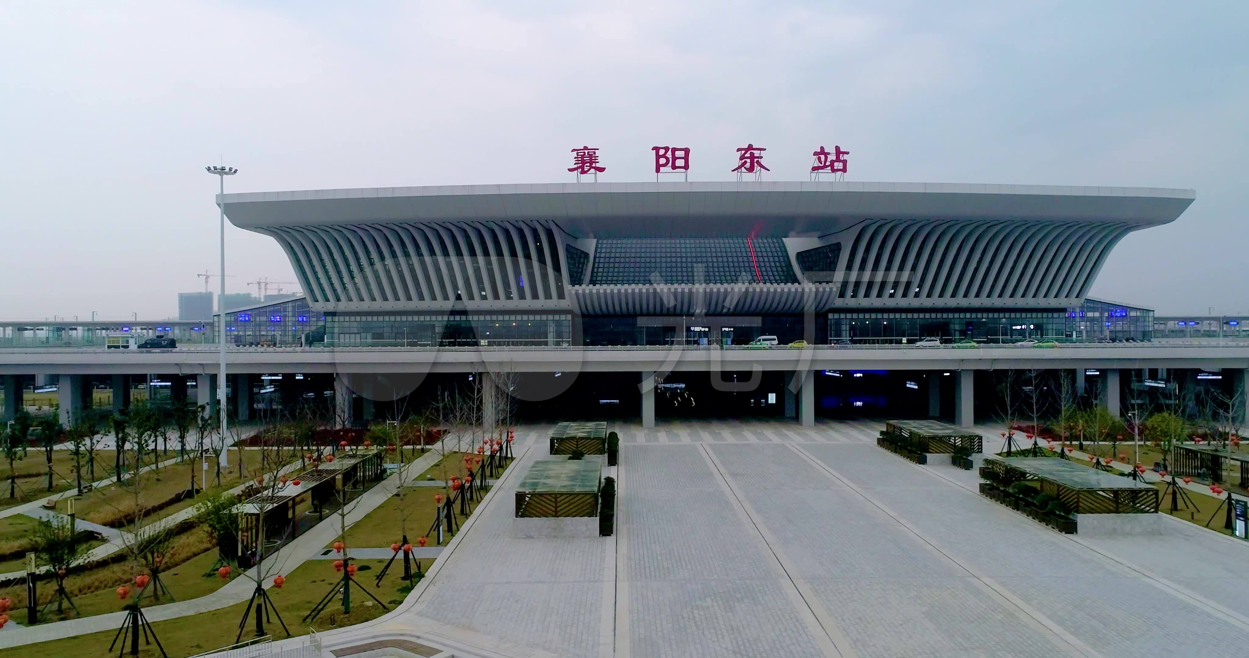 航拍襄阳东站东津新区高铁站火车站城市风光_4096x2160_高清视频素材