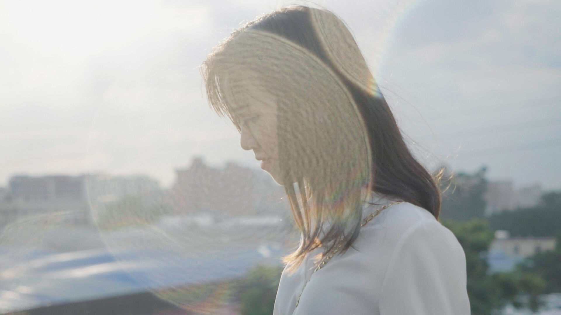 夕阳下走路的女孩