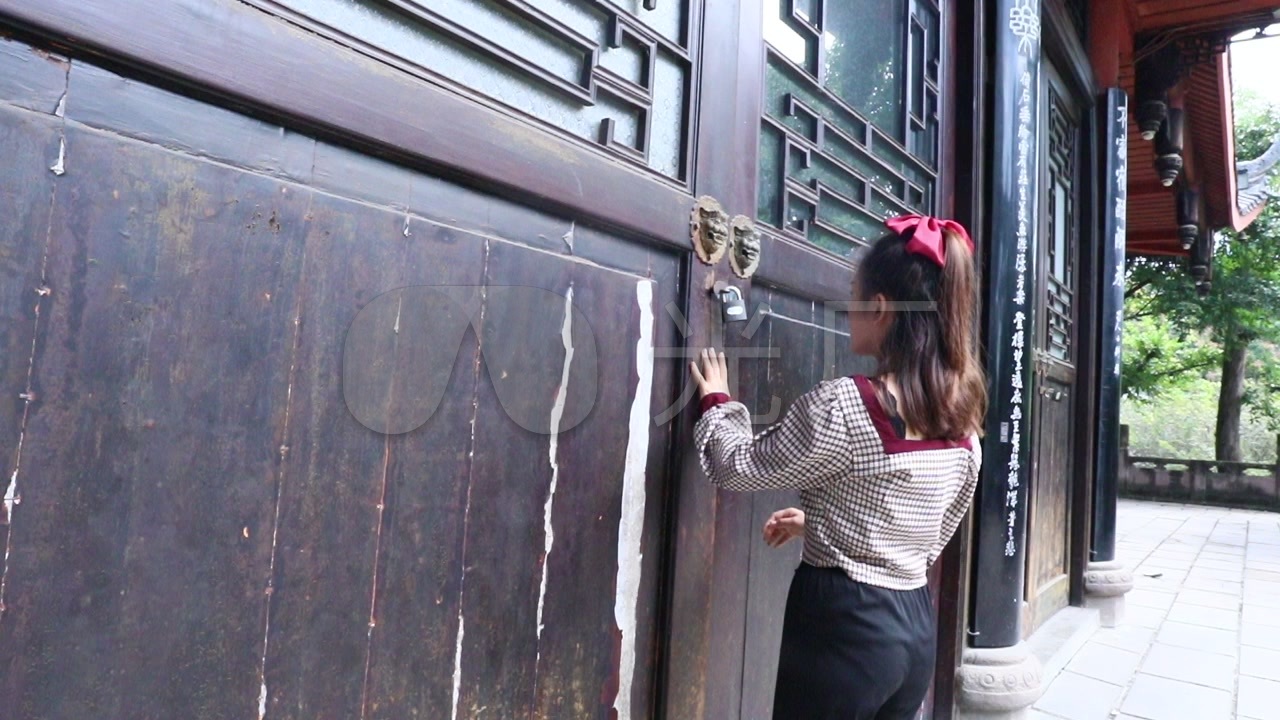 推开门的美女背影