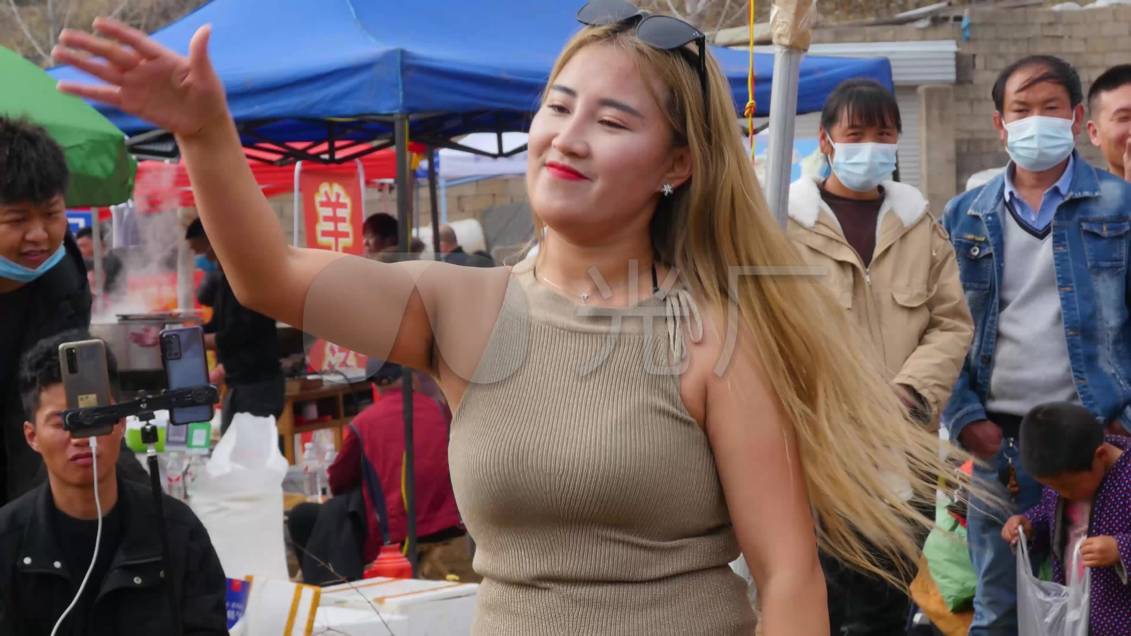 金发美女跳舞扭屁股_3840x2160_高清视频素材下载(编号:5595249)_实拍
