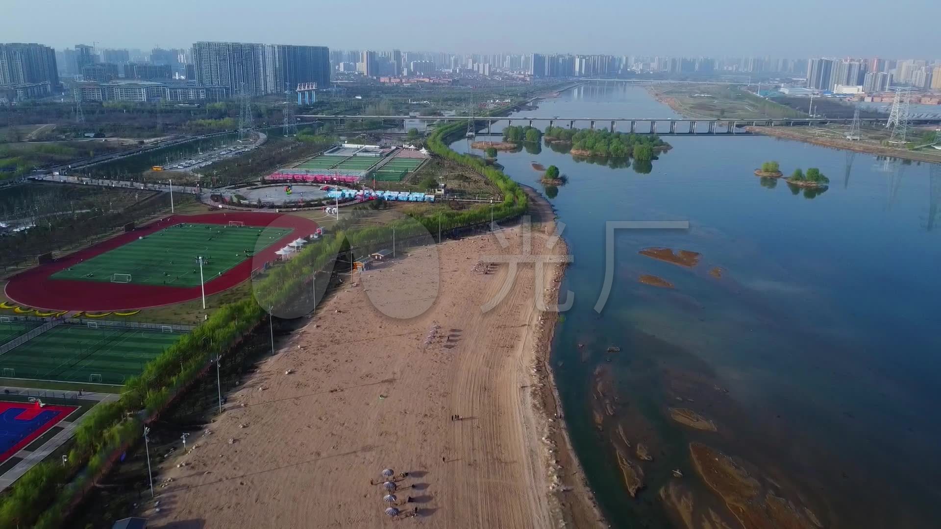 航拍咸阳三号桥咸阳湖运动场_1920x1080_高清视频素材