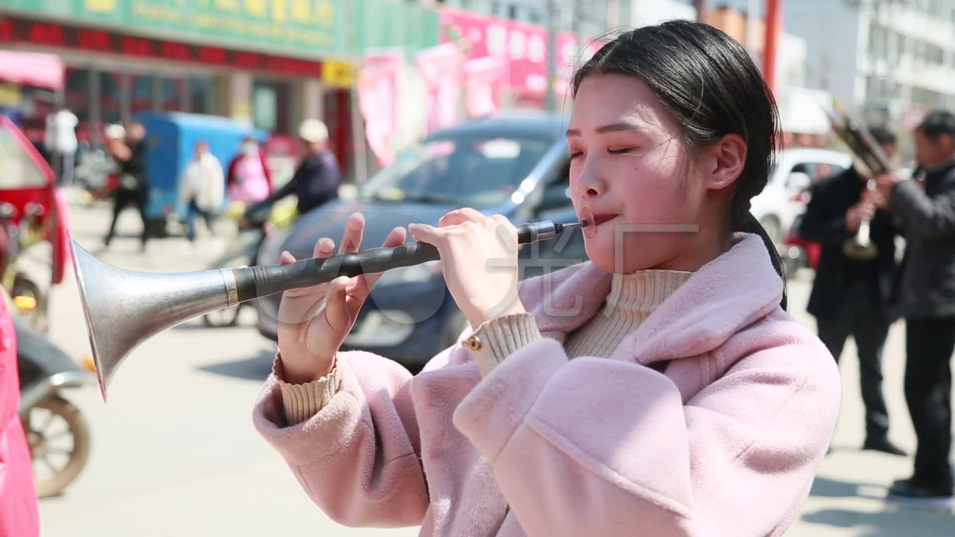 美女吹唢呐_1920x1080_高清视频素材下载(编号:5655555)_实拍视频_vj