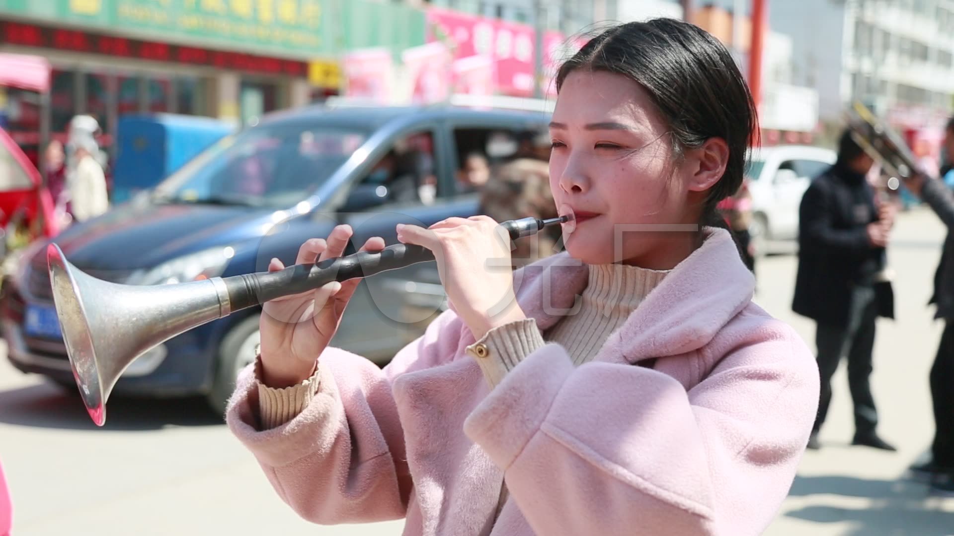 美女吹唢呐