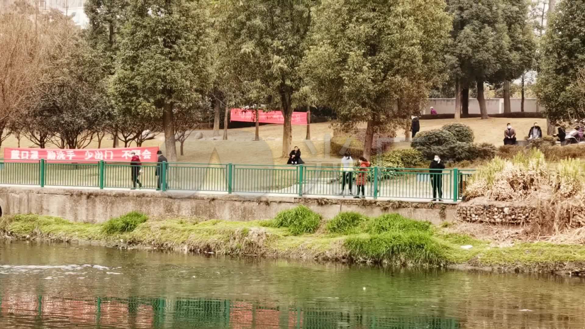 公园小河边的人们