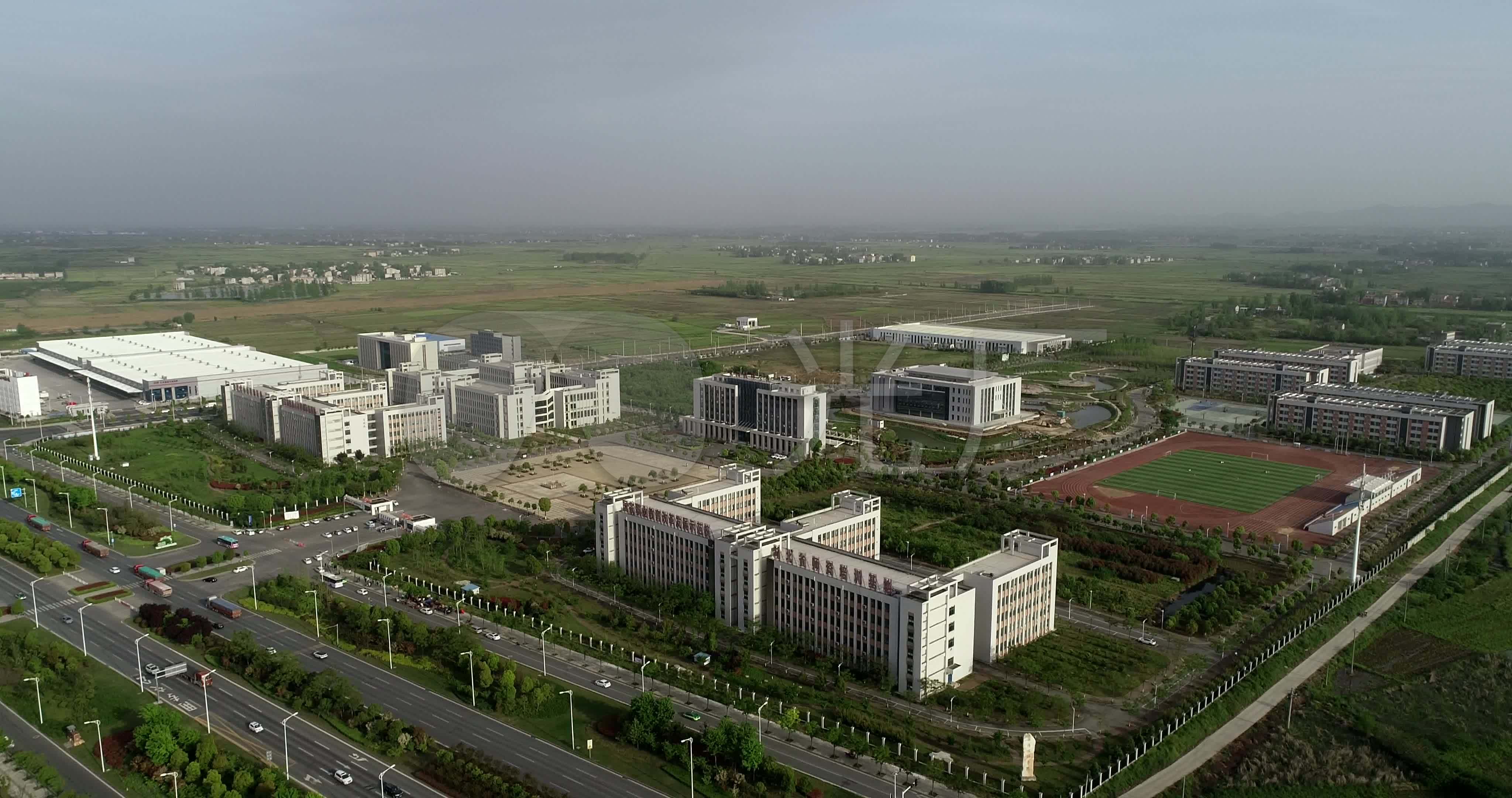 航拍襄阳东津新区襄阳技师学院校园风光