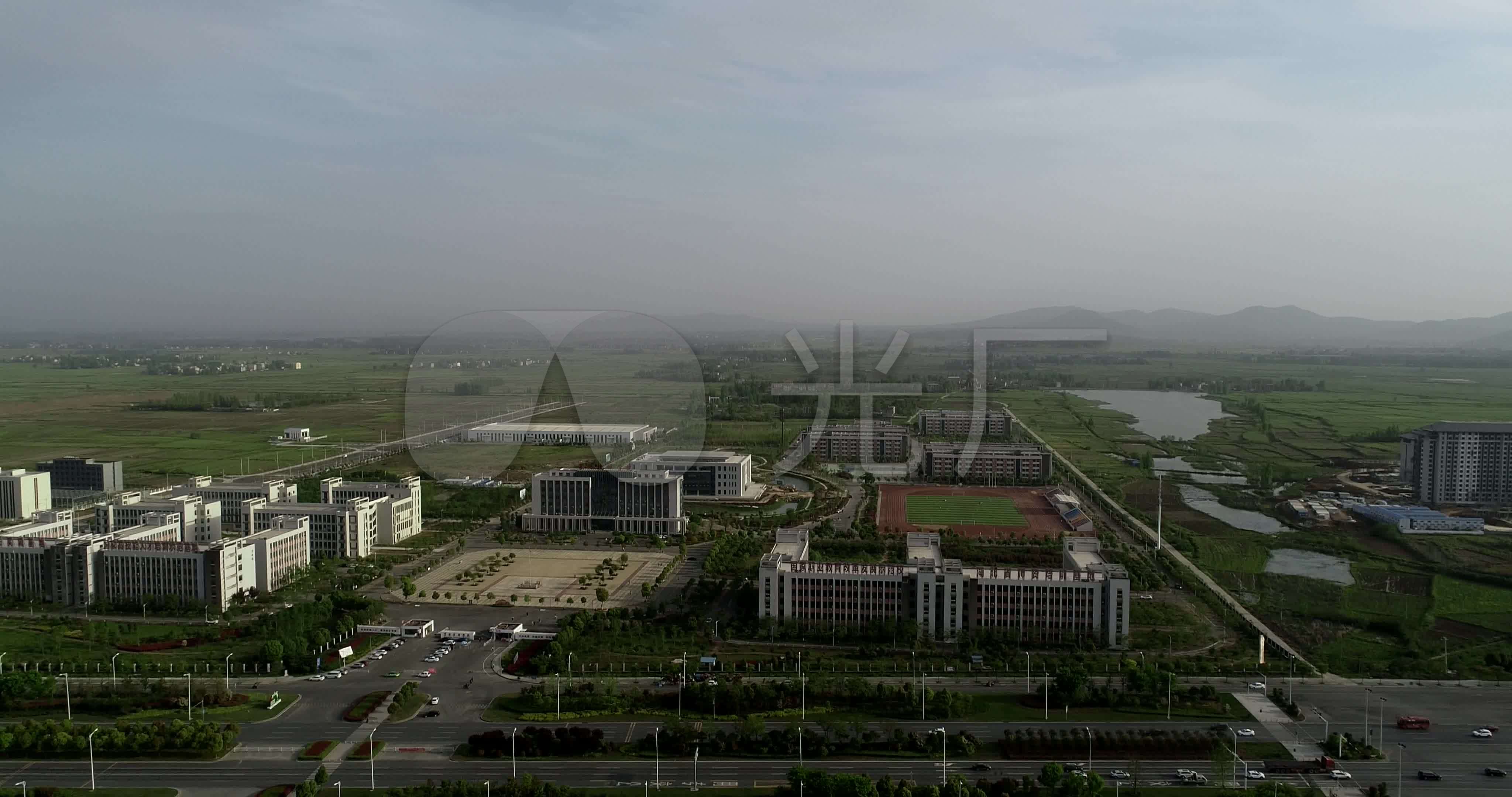 航拍襄阳东津新区襄阳技师学院校园风光_4096x2160_高清视频素材下载