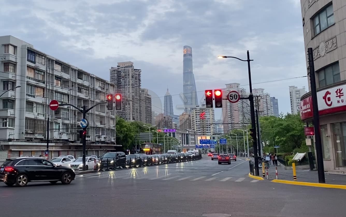 繁华的城市街头街道马路车流