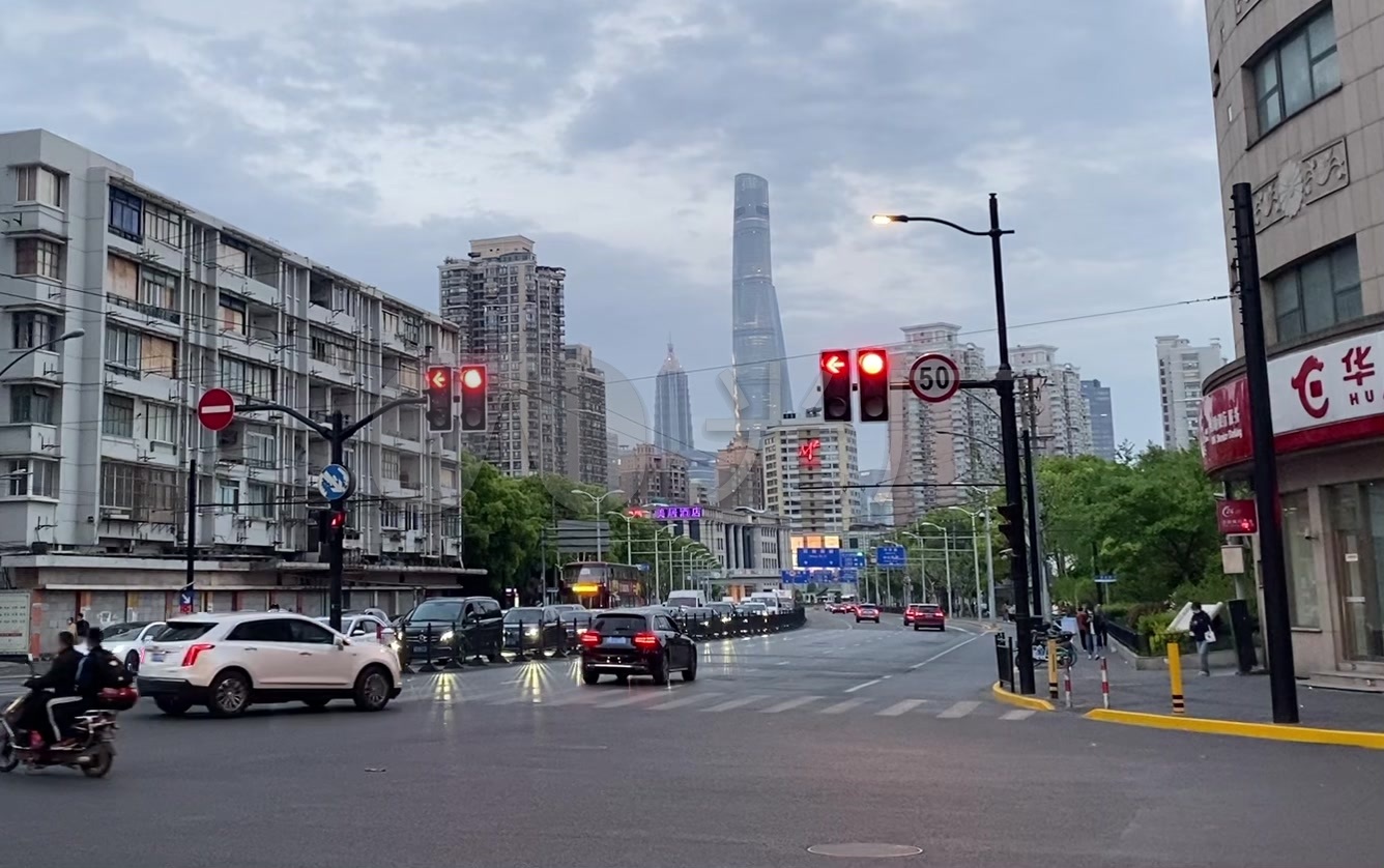 繁华的城市街头街道马路车流
