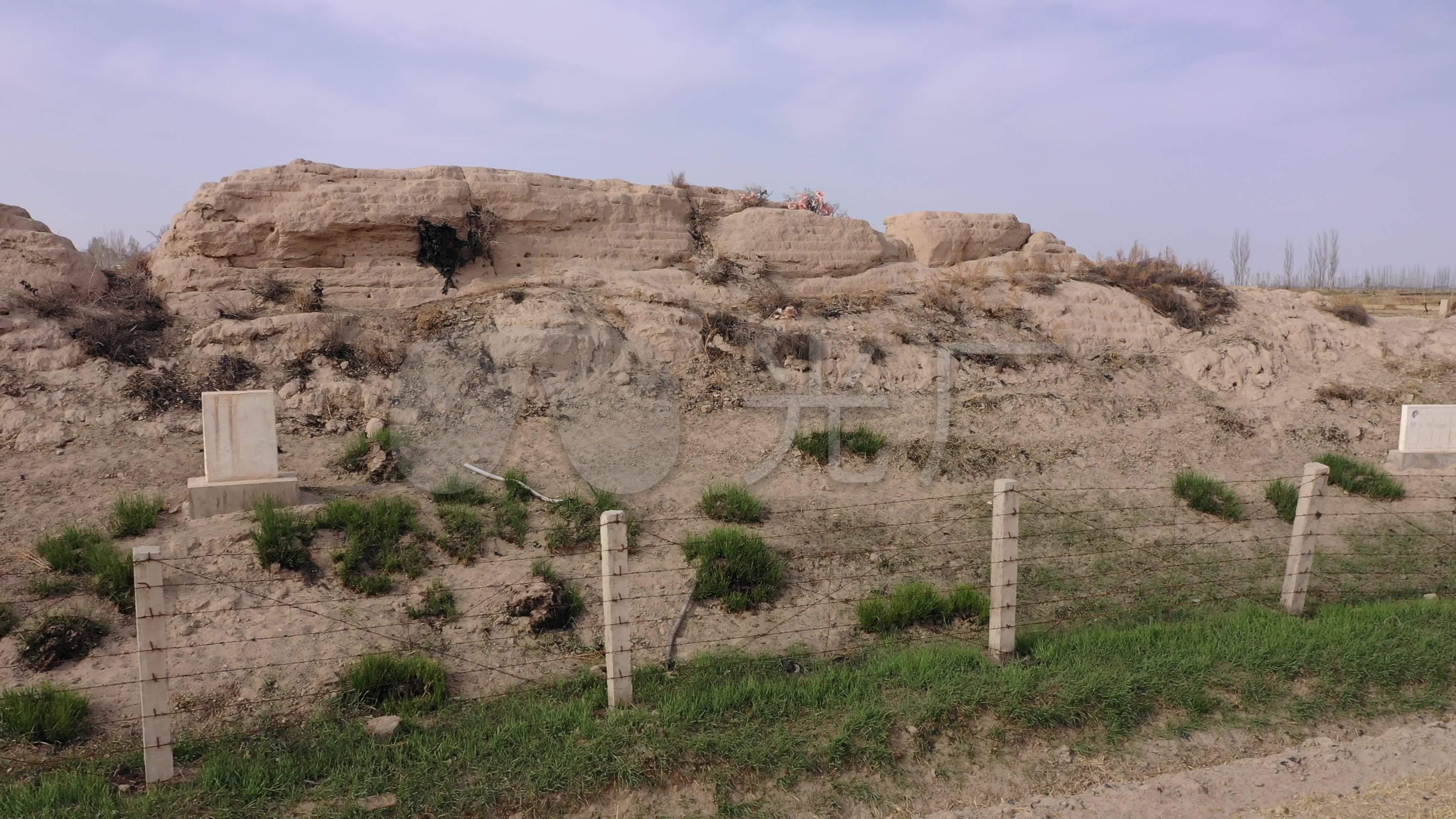 嘉峪关新城堡遗迹初春