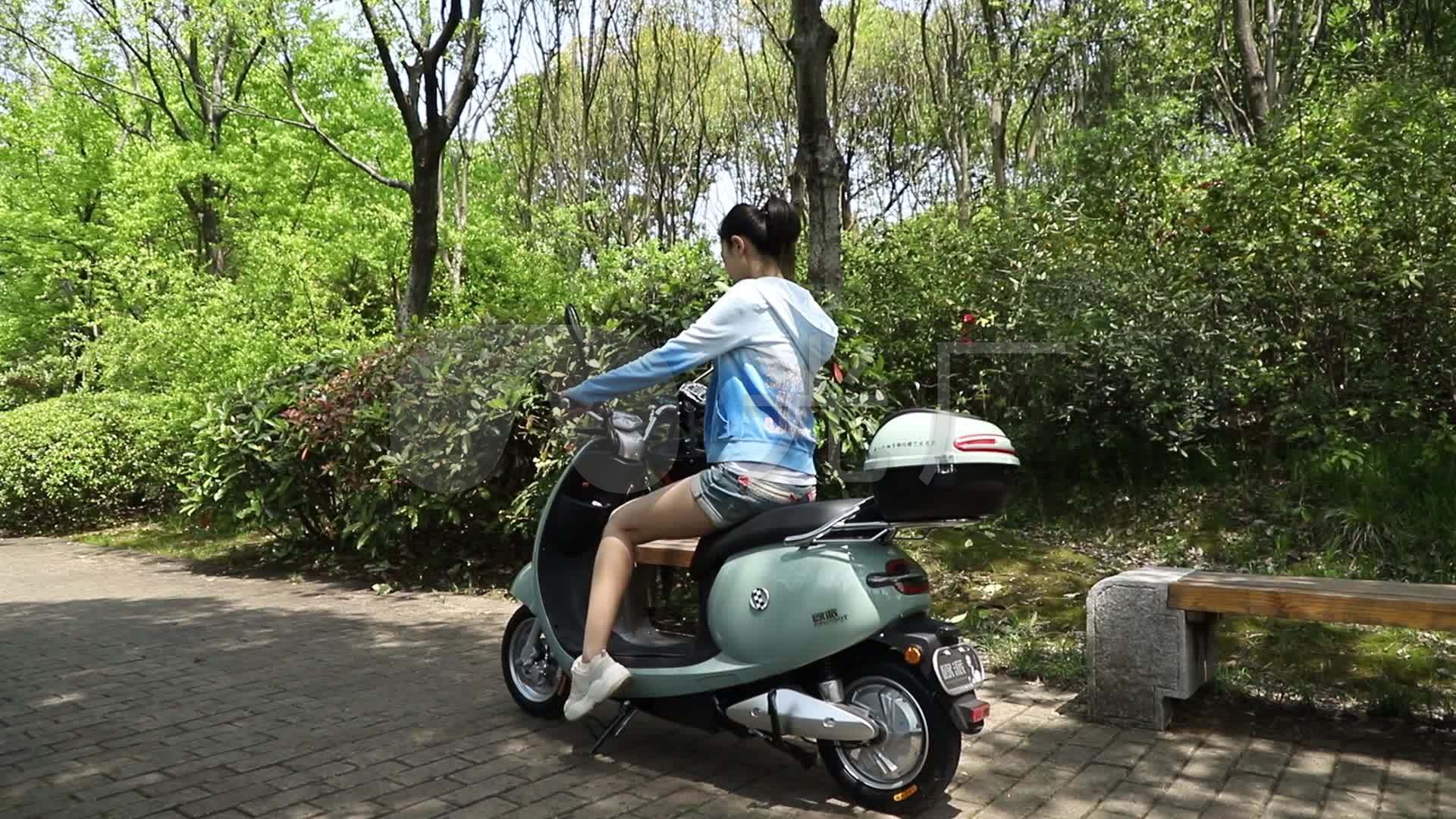 阳光下美女骑电动车