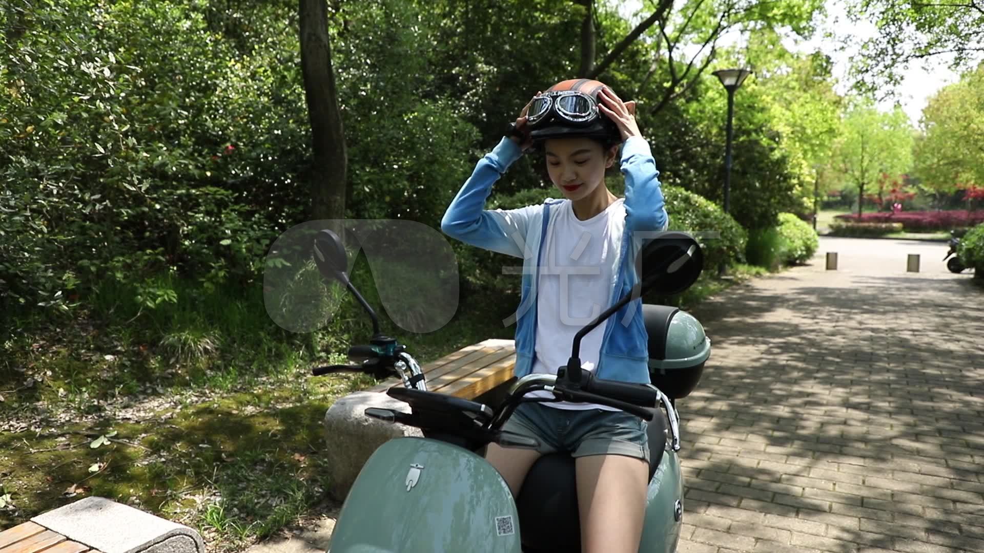 阳光下美女骑电动车