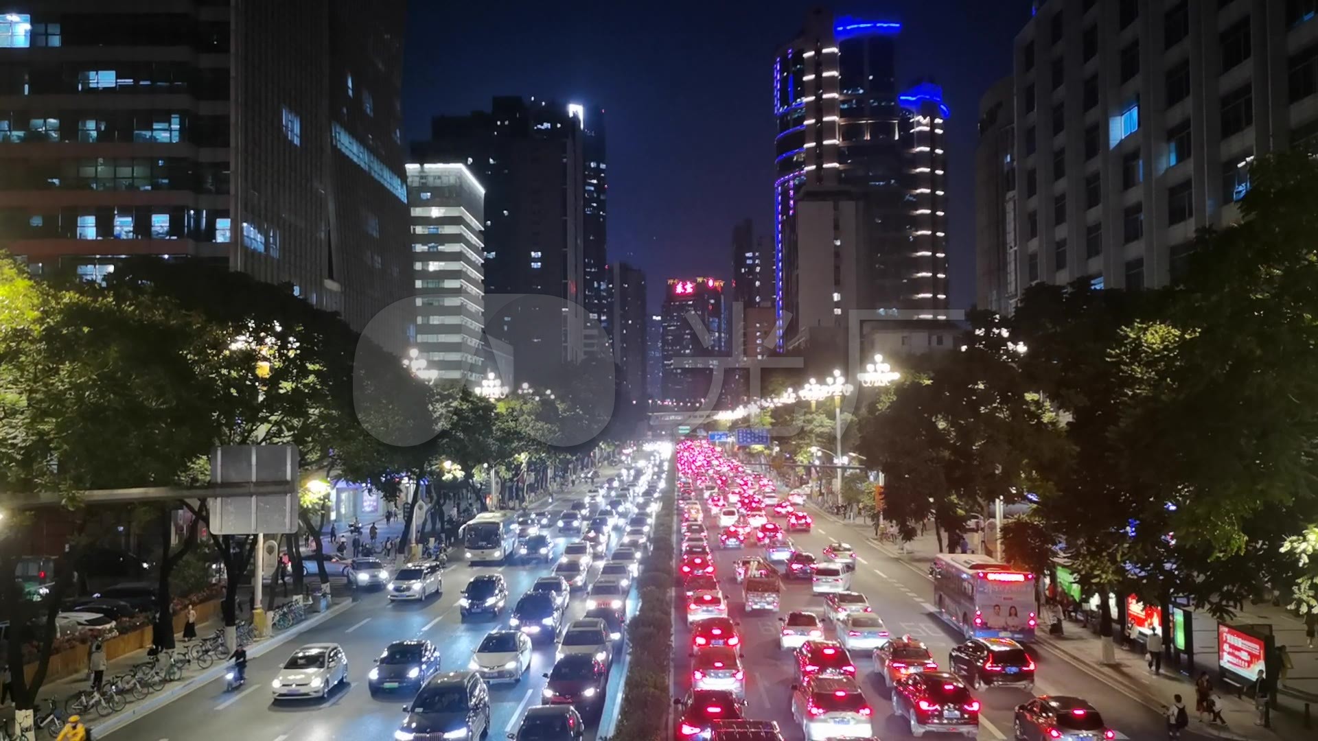 城市夜晚拥堵的车流