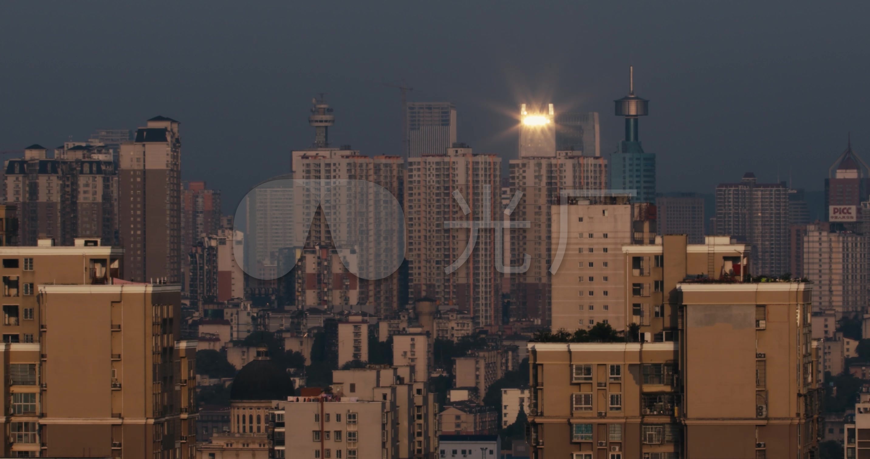 8k清晨阳光照耀下的城市04_2864x1512_高清视频素材
