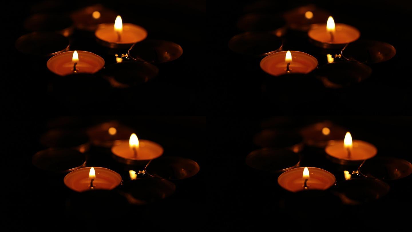 酥油灯漂浮在水面的烛火许愿灯祈福怀念黑暗中燃烧的蜡烛烛光烛火蜡烛
