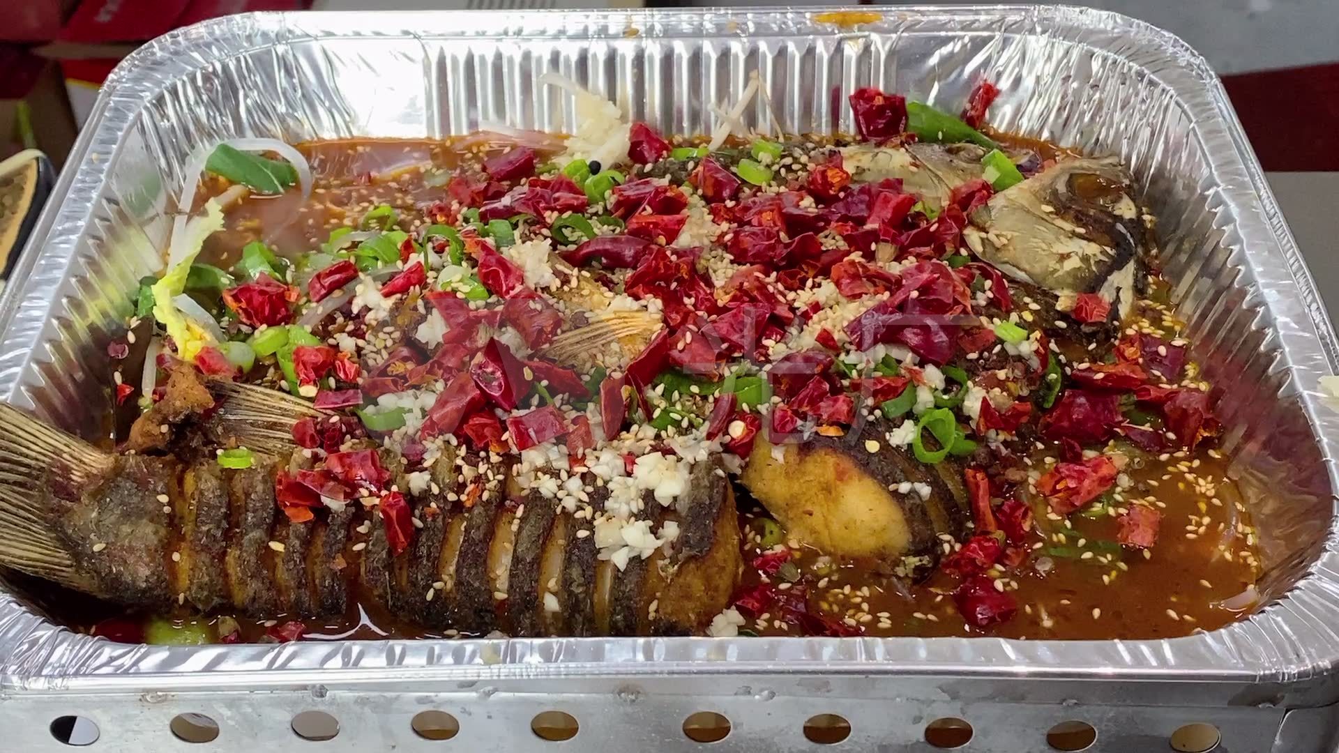 锡纸烤鱼烤鱼烤鱼泼油_1080x1920_高清视频素材下载