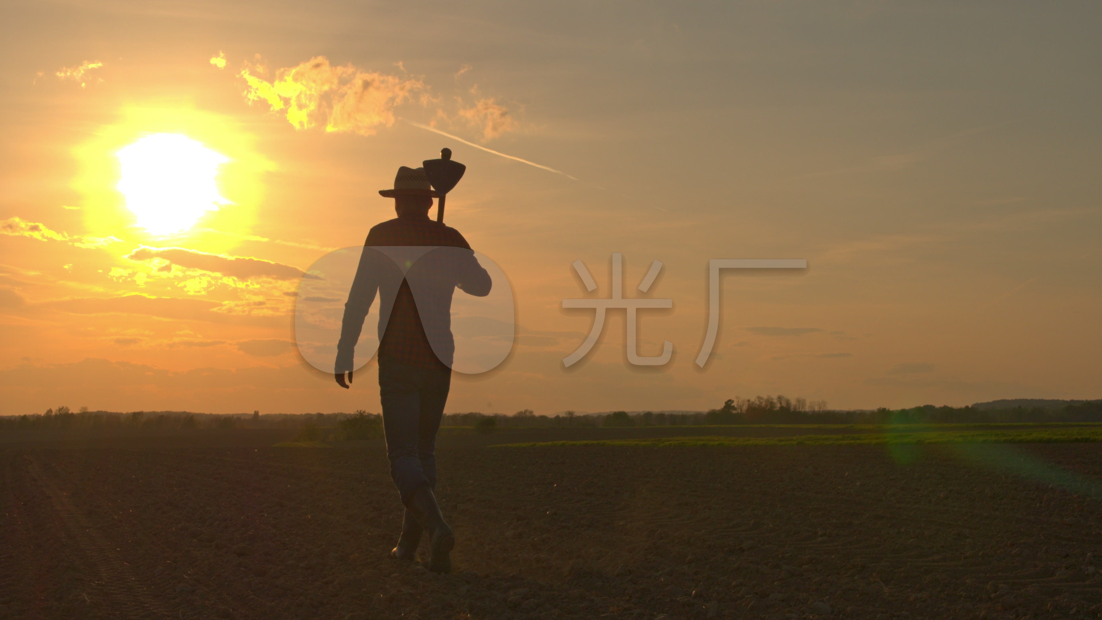农民扛着锄头在农村耕地上_3840x2160_高清视频素材
