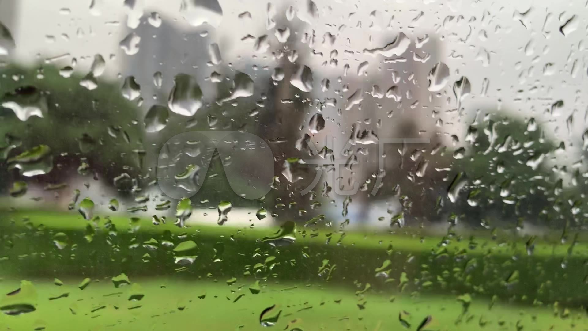 实拍车窗雨滴雨天下雨意境_1920x1080_高清视频素材