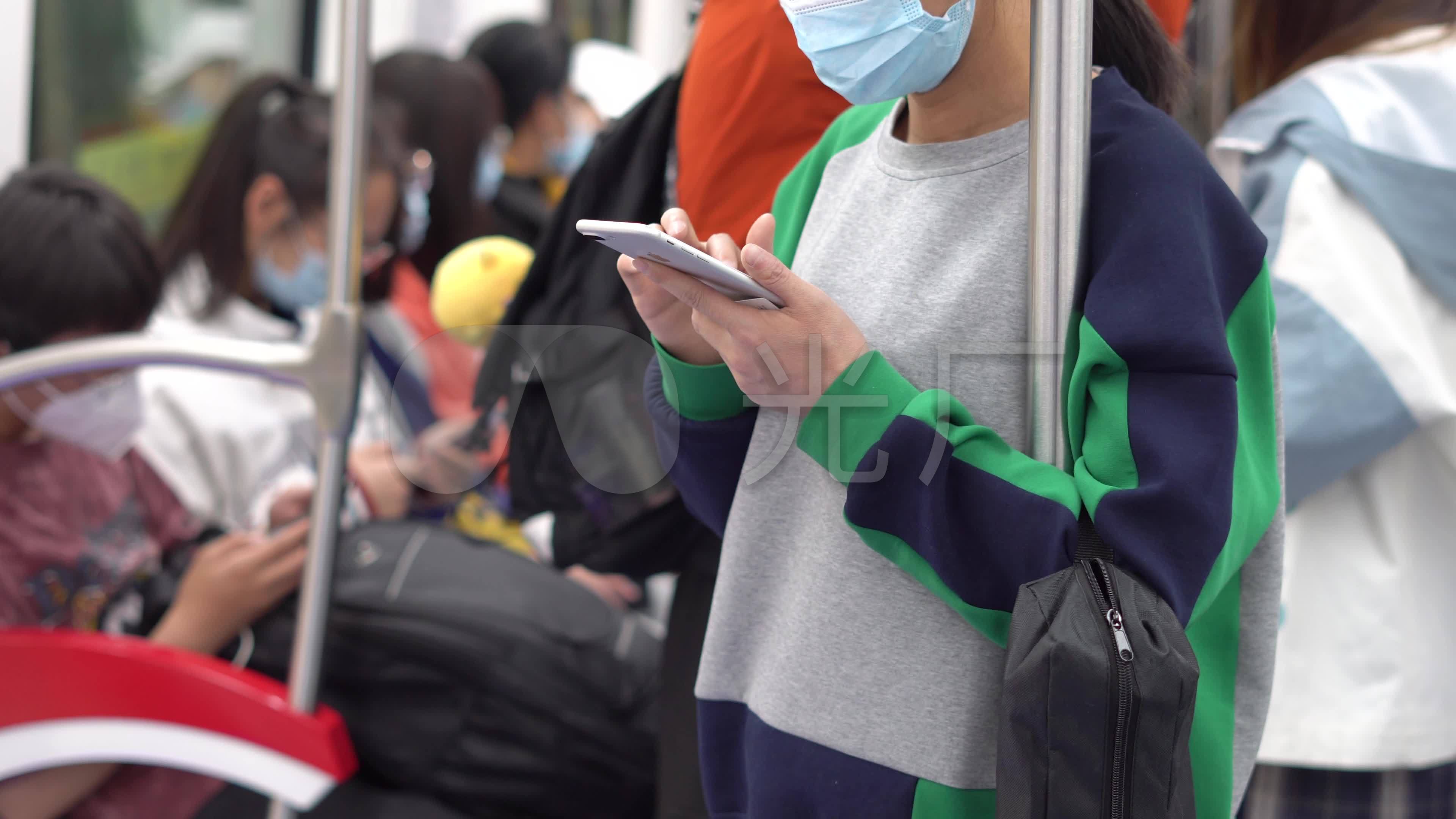 地铁车厢内低头族玩手机刷抖音看快手_3840x2160_高清视频素材下载