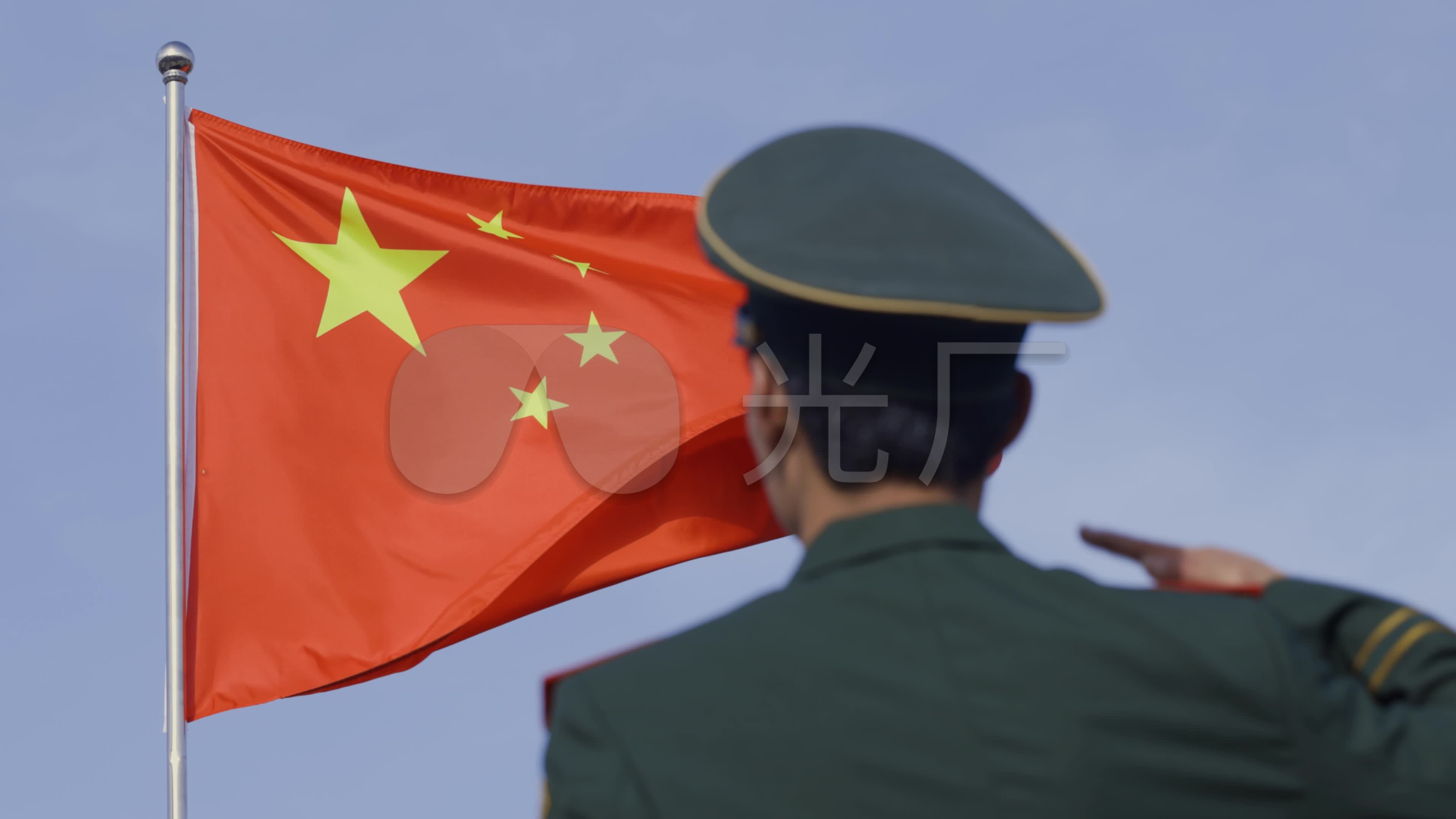 4k军人向飘扬的五星红旗国旗敬礼视频素材