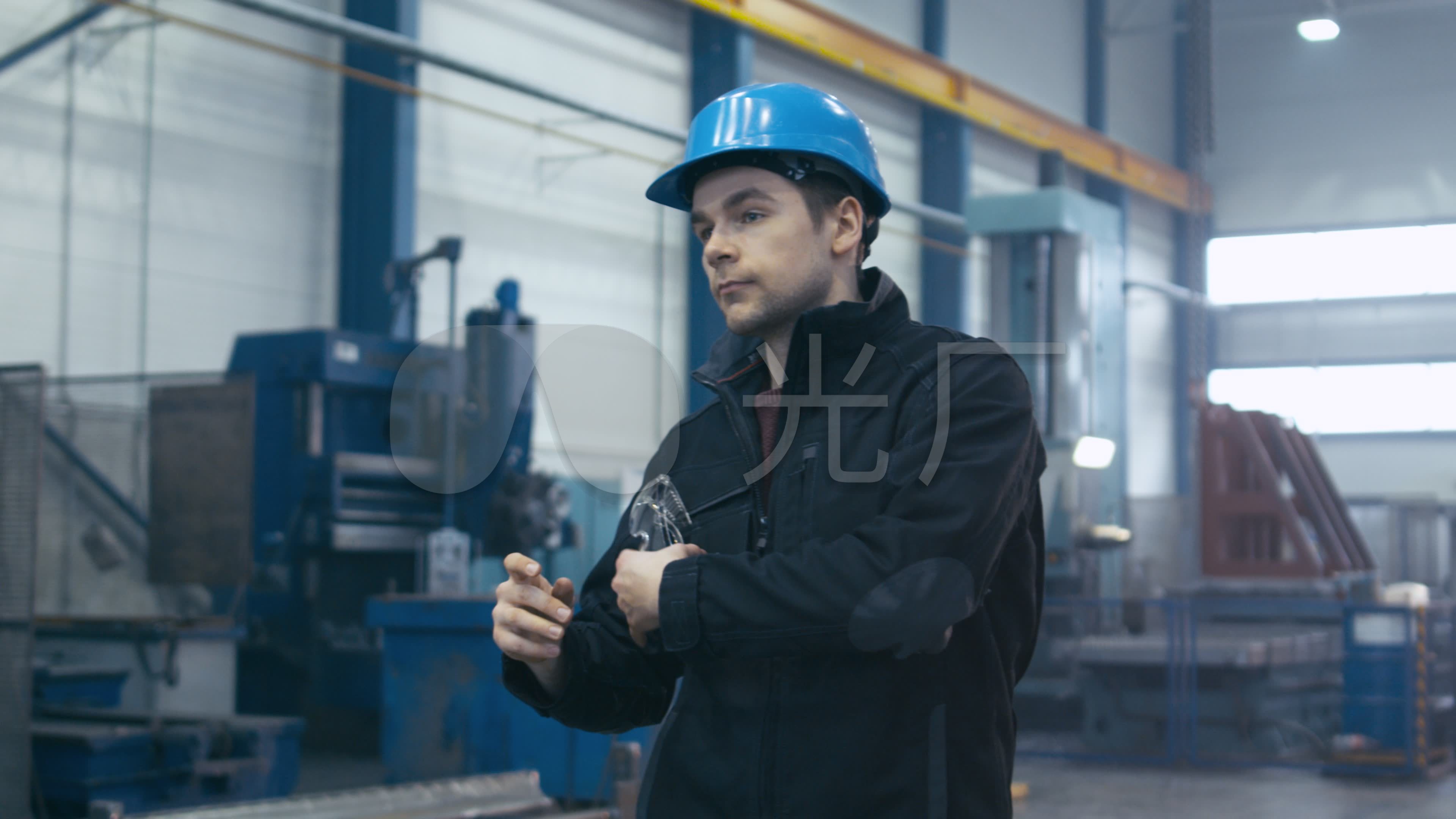 工厂工人边走边戴着安全帽和护目镜_3840x2160_高清视频素材下载(编号