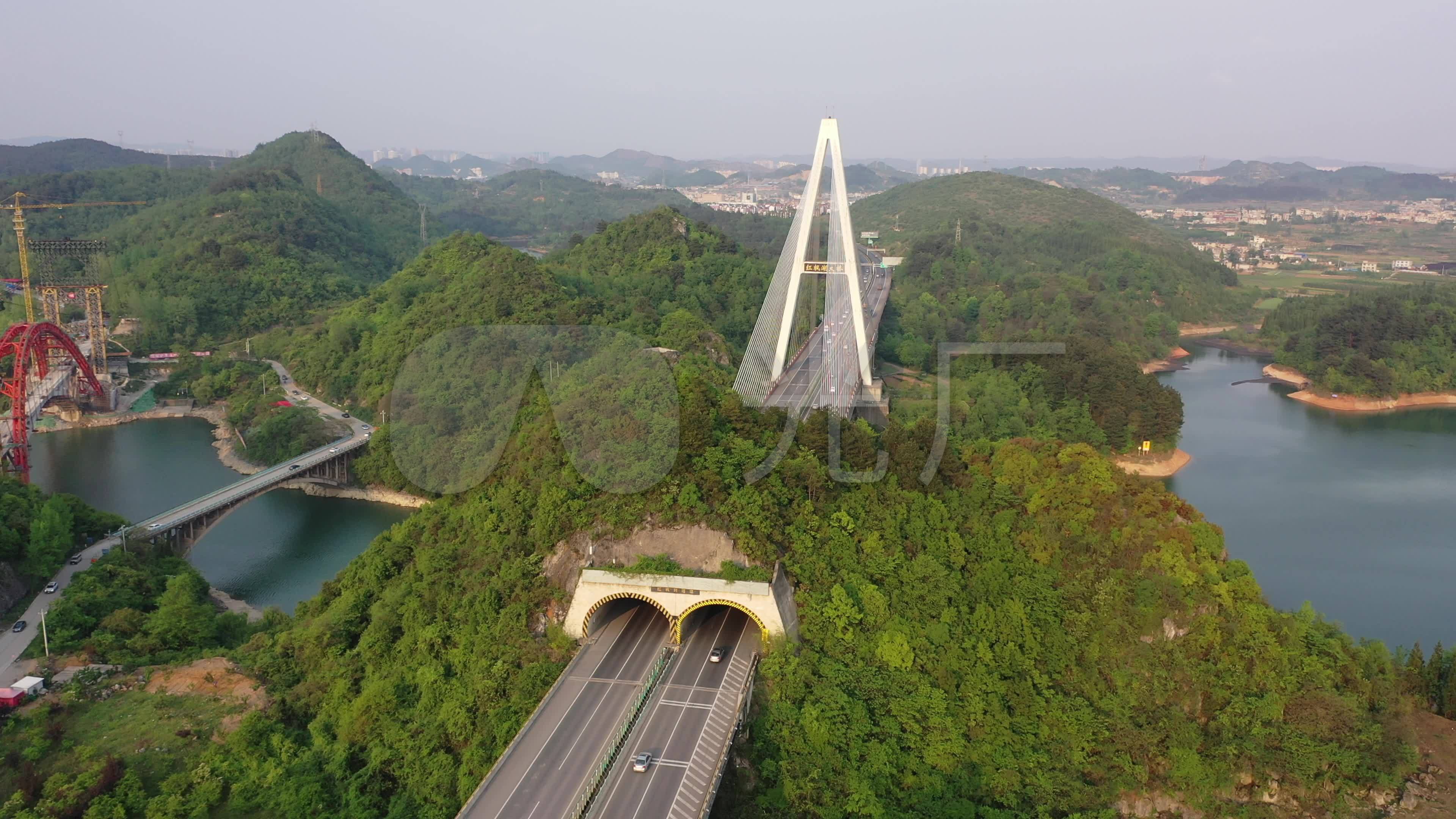 航拍贵州红枫湖高速路桥梁隧道
