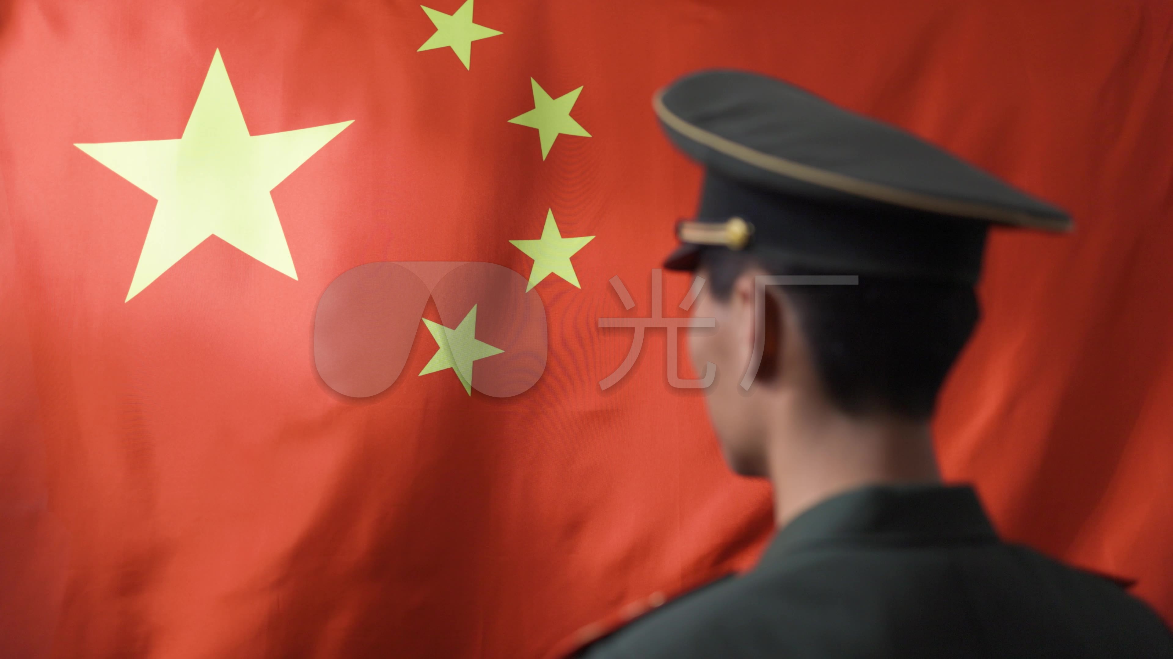 4k服役军人向飘扬的红旗国旗敬礼