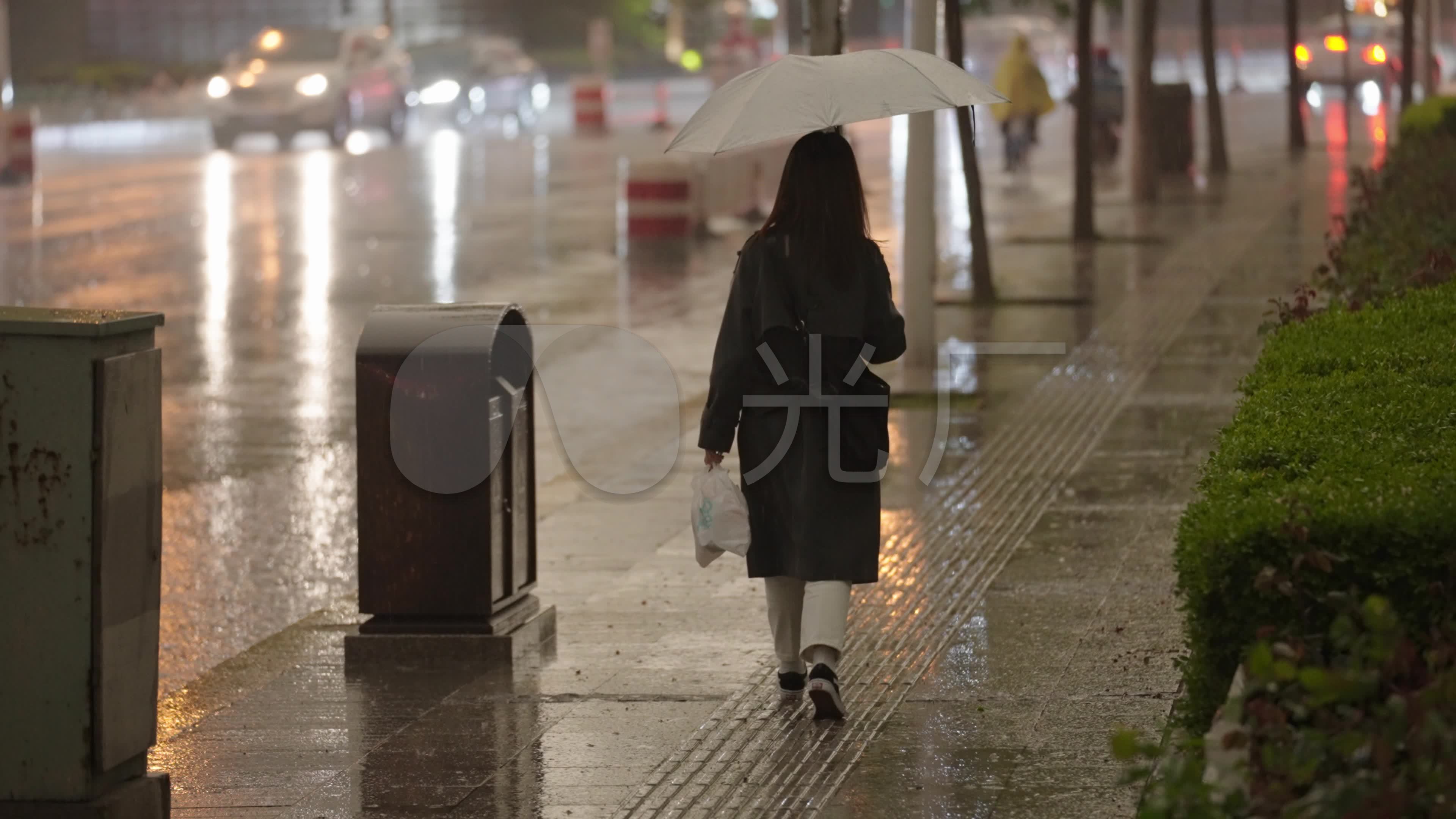 雨中撑伞的女孩