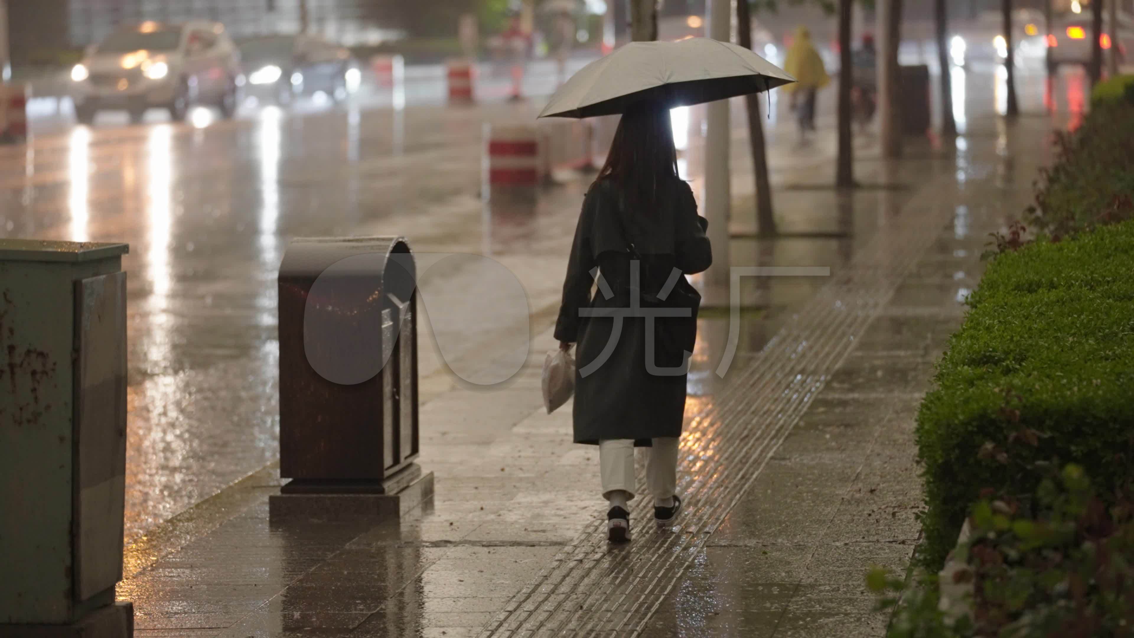 雨中撑伞的女孩_3840x2160_高清视频素材下载(编号:5794074)_实拍视频