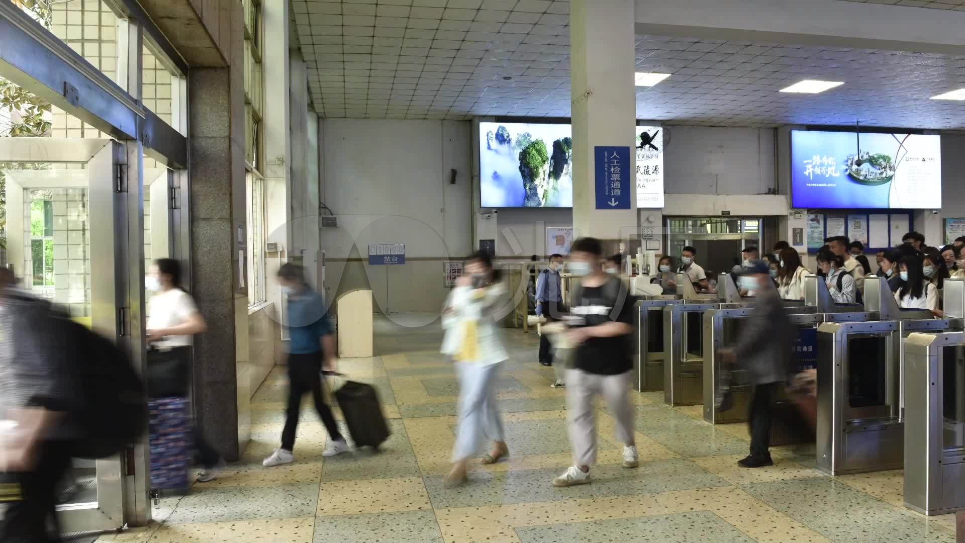 延时拍摄旅客从常德火车站候车室闸机进站