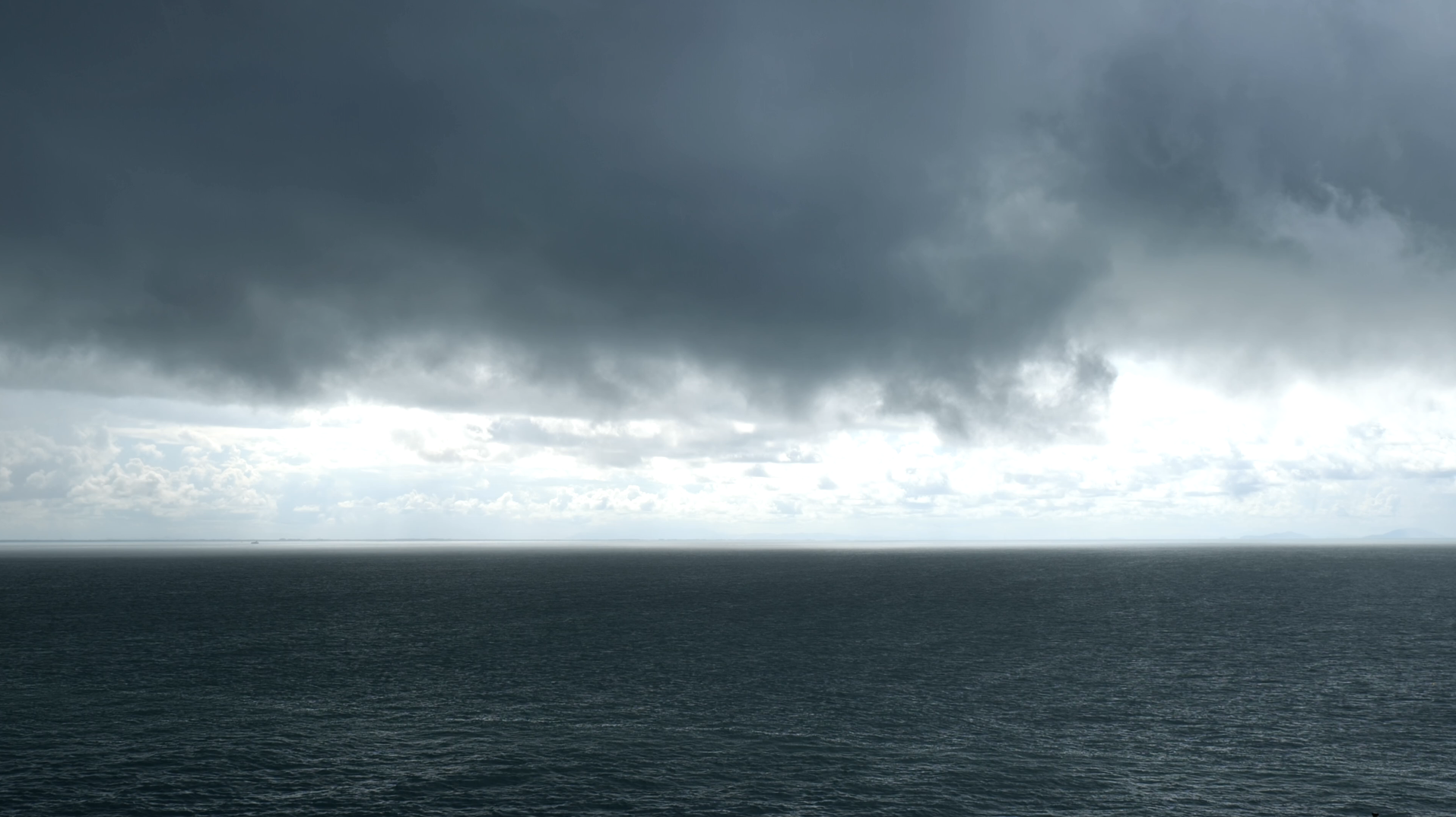 暴风雨来临前的大海阴天乌云密布乌云大海乌云大海海面海平面海海洋