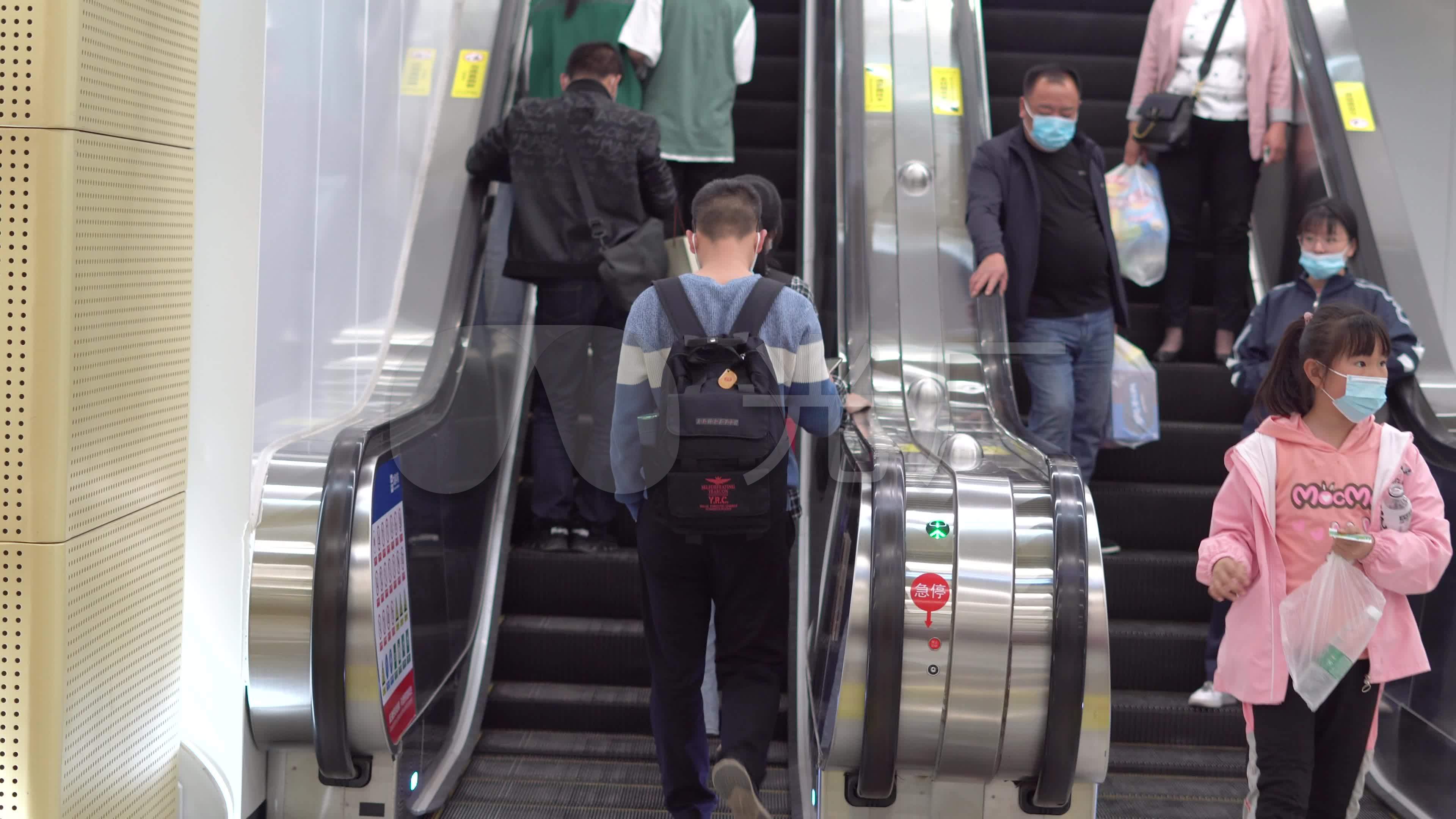 上下班高峰期地铁上班族人流穿梭上下电梯