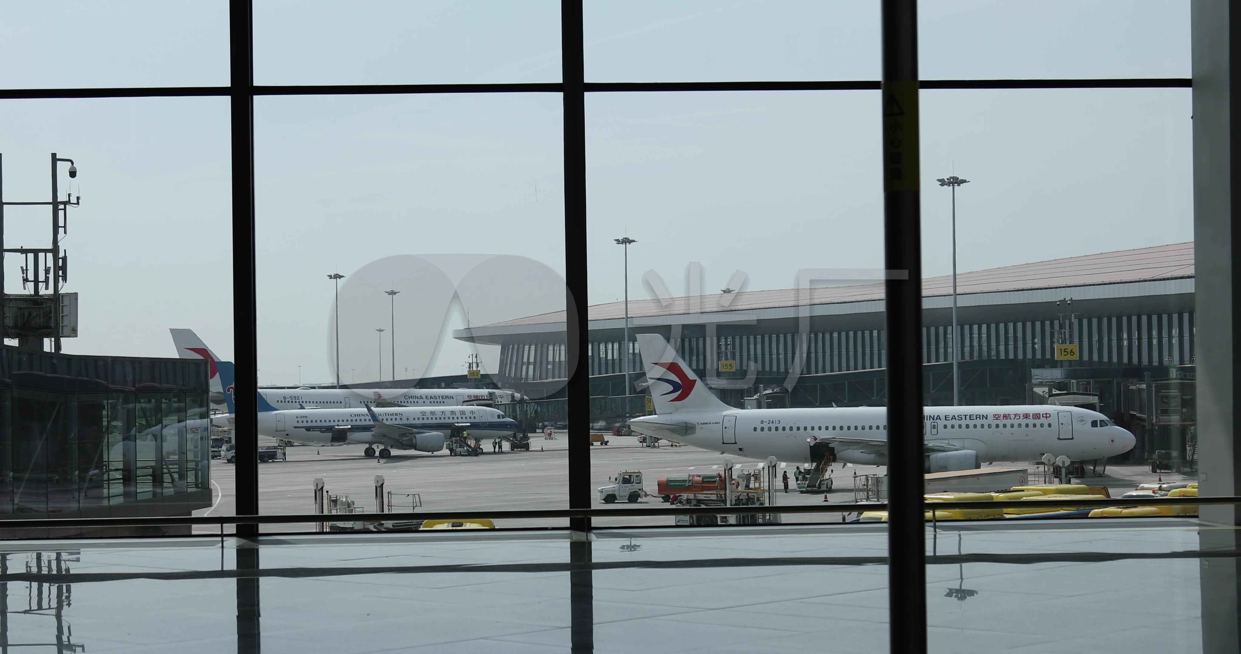 机场航站楼行人剪影商务场景机场落地窗4k_4096x2160
