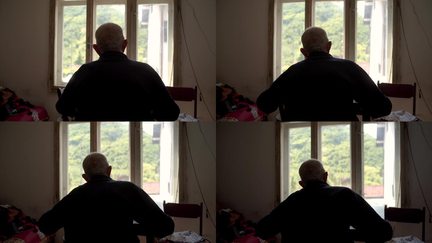 失望一个老人担心灰色头发坐着桌子沉思窗户悲伤孤独室内老人老年人