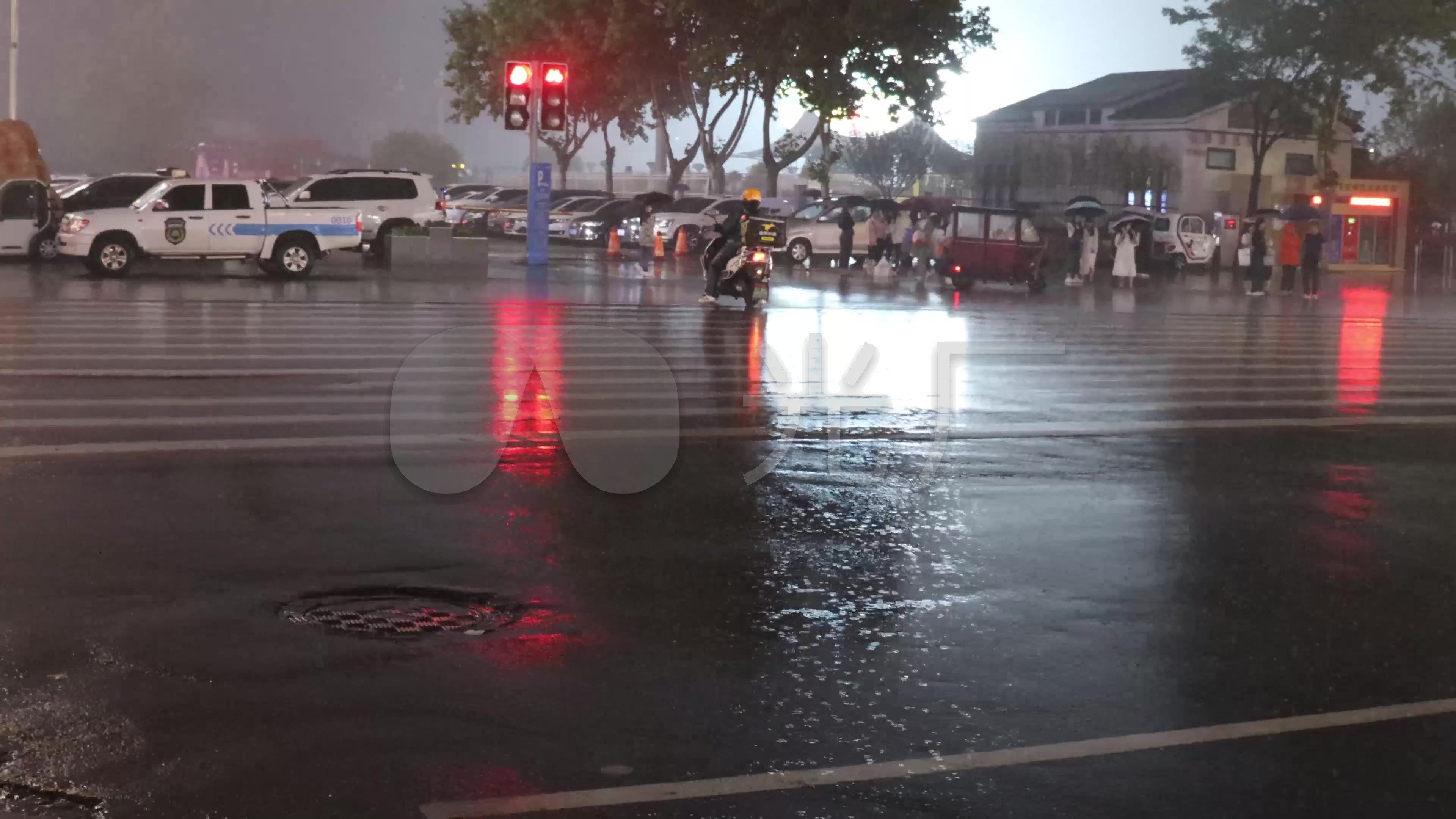 4k下雨天城市街道夜景