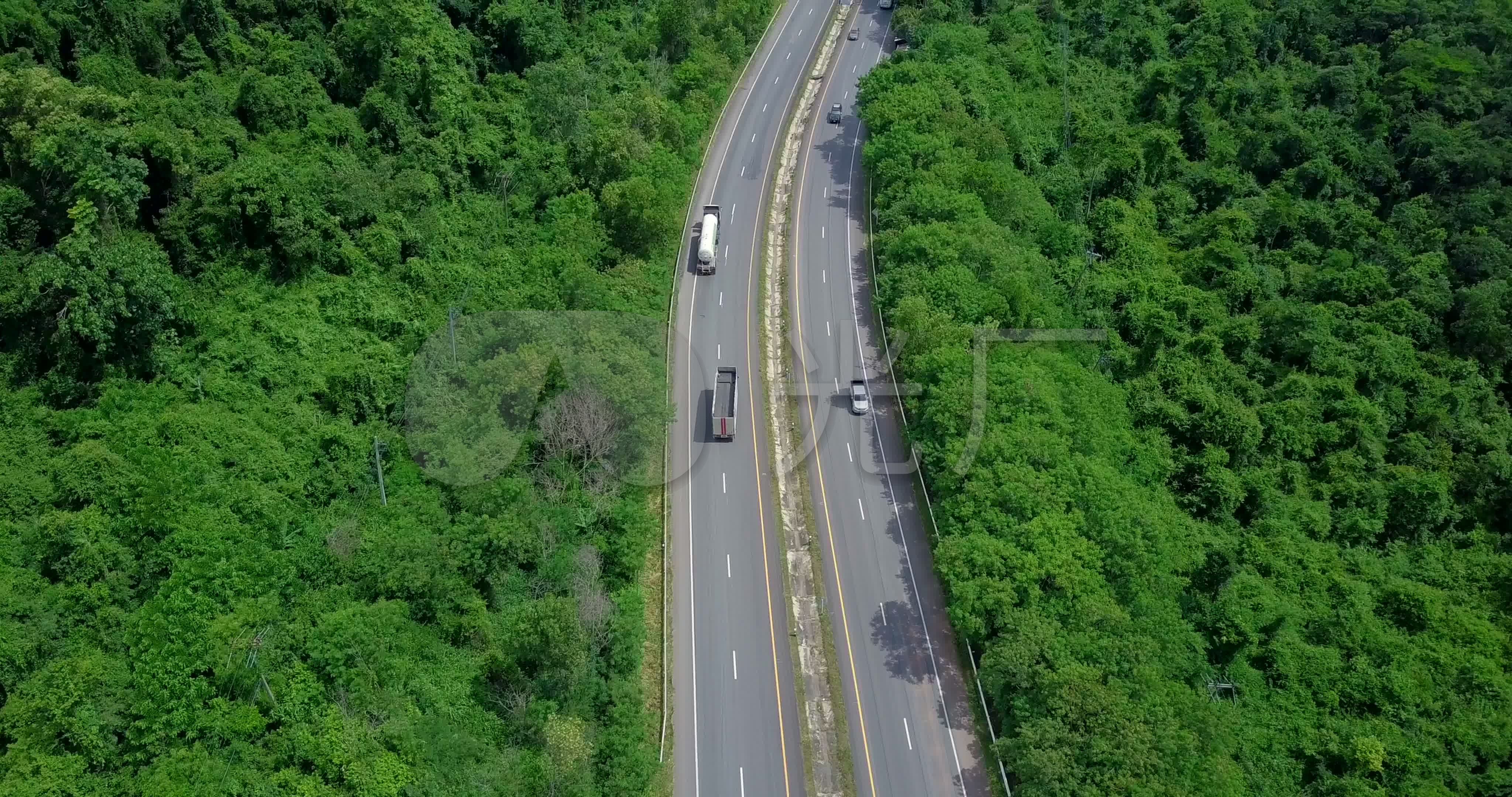 森林公路鸟瞰图_4096x2160_高清视频素材下载(编号:5816635)_实拍视频
